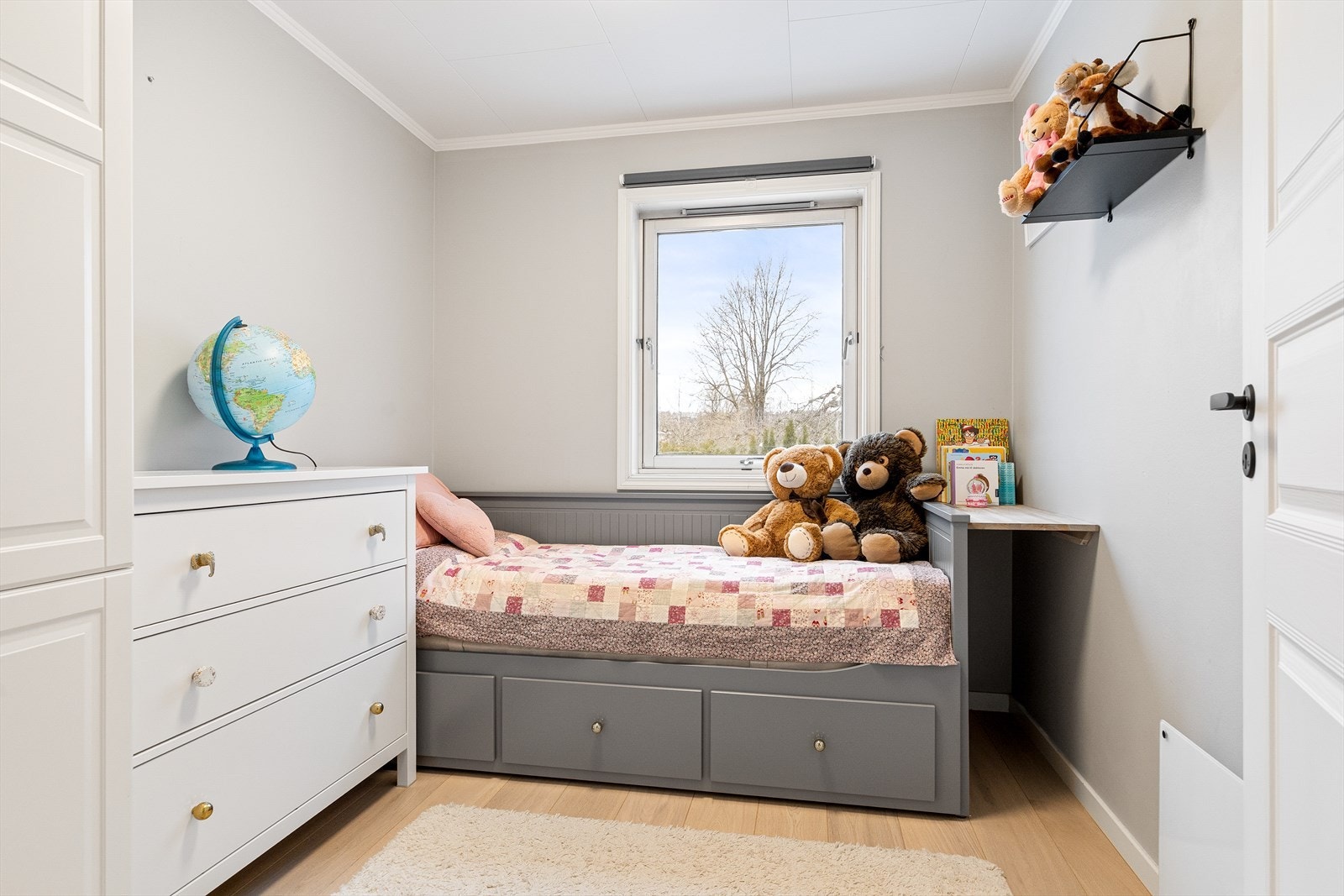 Soverom nummer to egner seg godt som barnerom, kontor eller gjesterom. Galleribilde