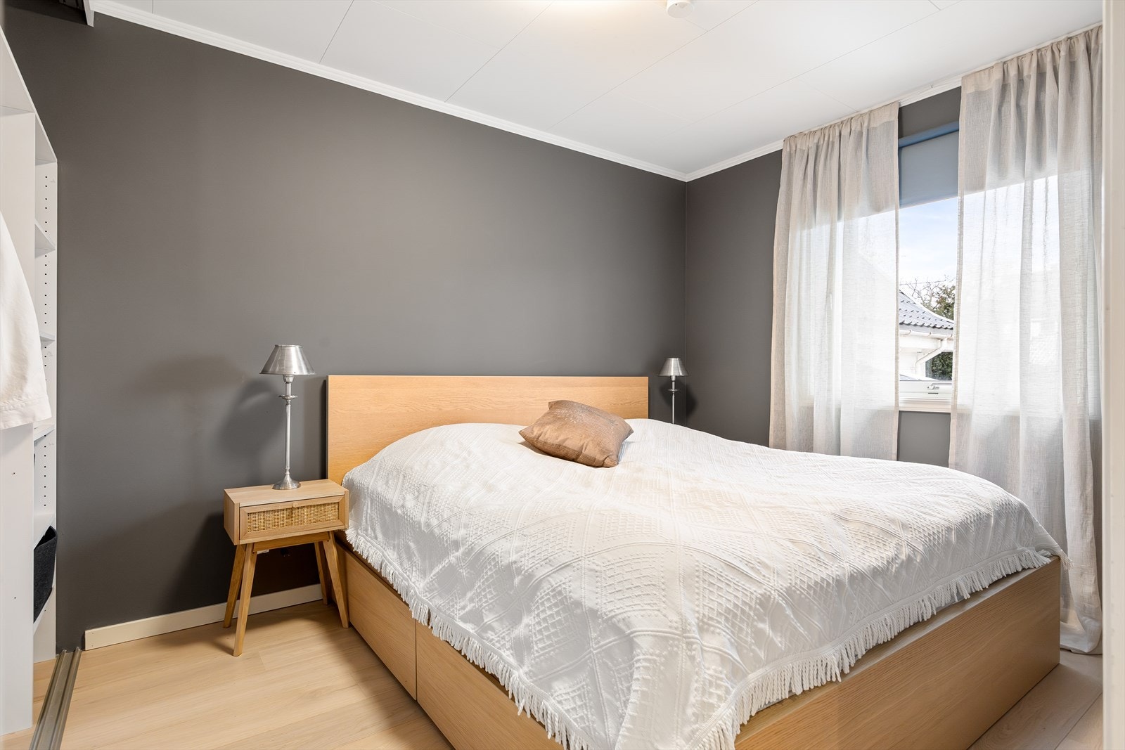 Hovedsoverommet har god plass til doebbeltseng og tilhørende nattbord. Galleribilde