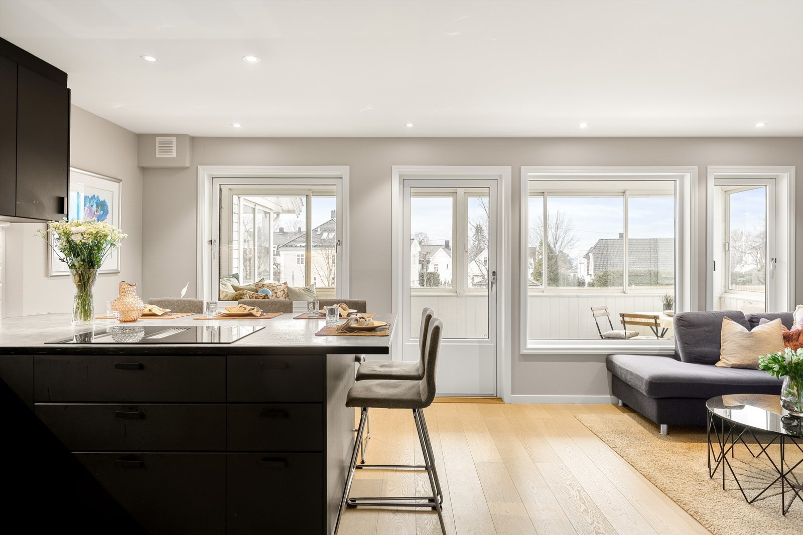 Leiligheten har store vindusflater som slipper rikelig inn med naturlig lys. Galleribilde