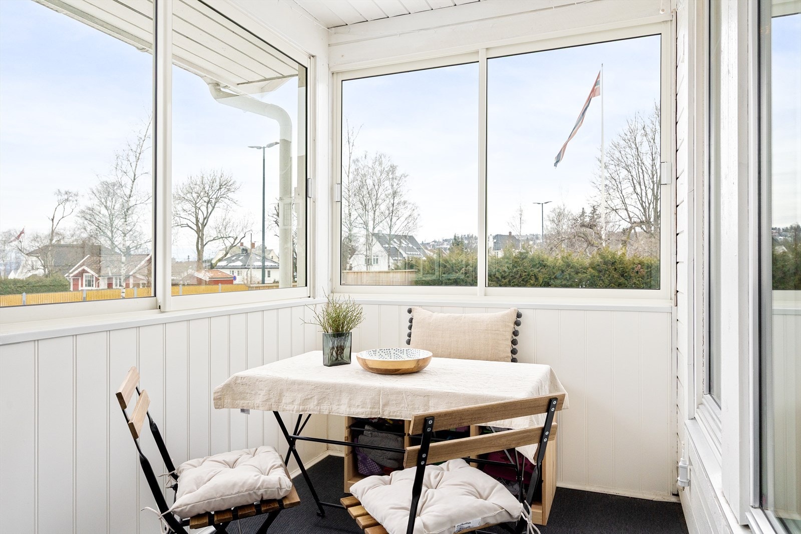 Her er det god plass til utemøbler balkongen er en herlig forlengelse av stuen som kan brukes store deler av året. Galleribilde