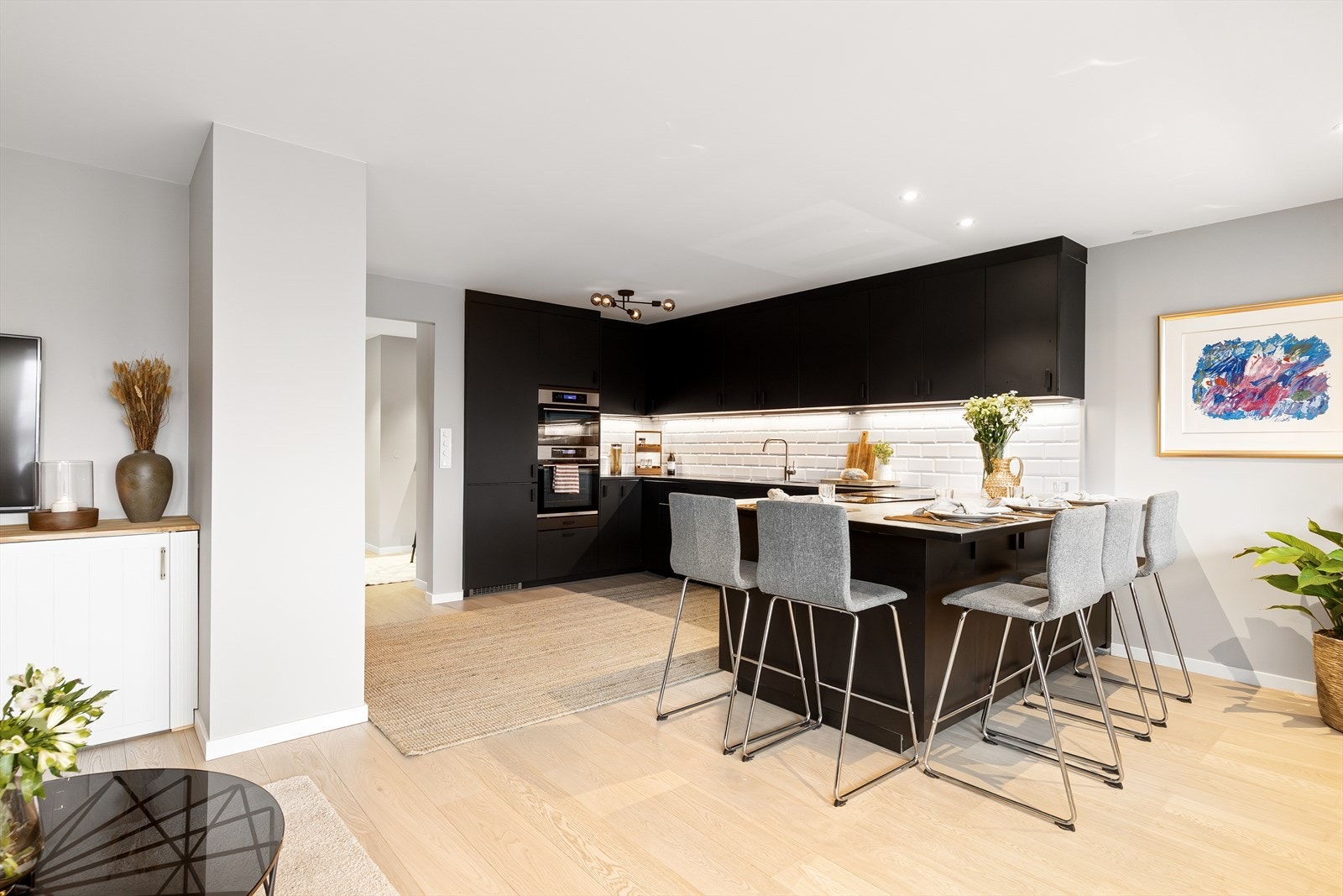 Det er en åpen stue/kjøkkenløsning. Galleribilde