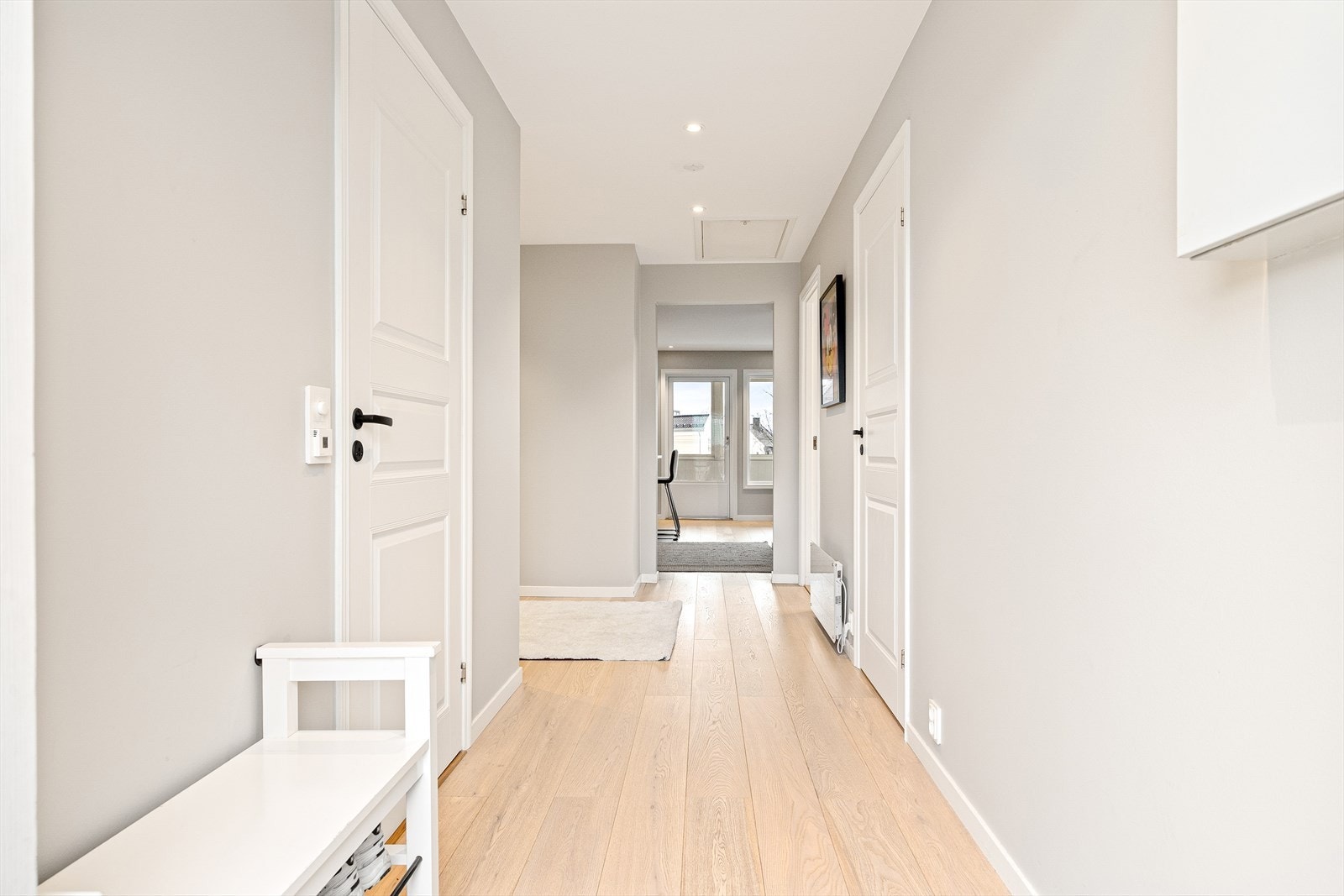 Lys og innbydende entré som gir et godt førsteinntrykk av boligen. Galleribilde