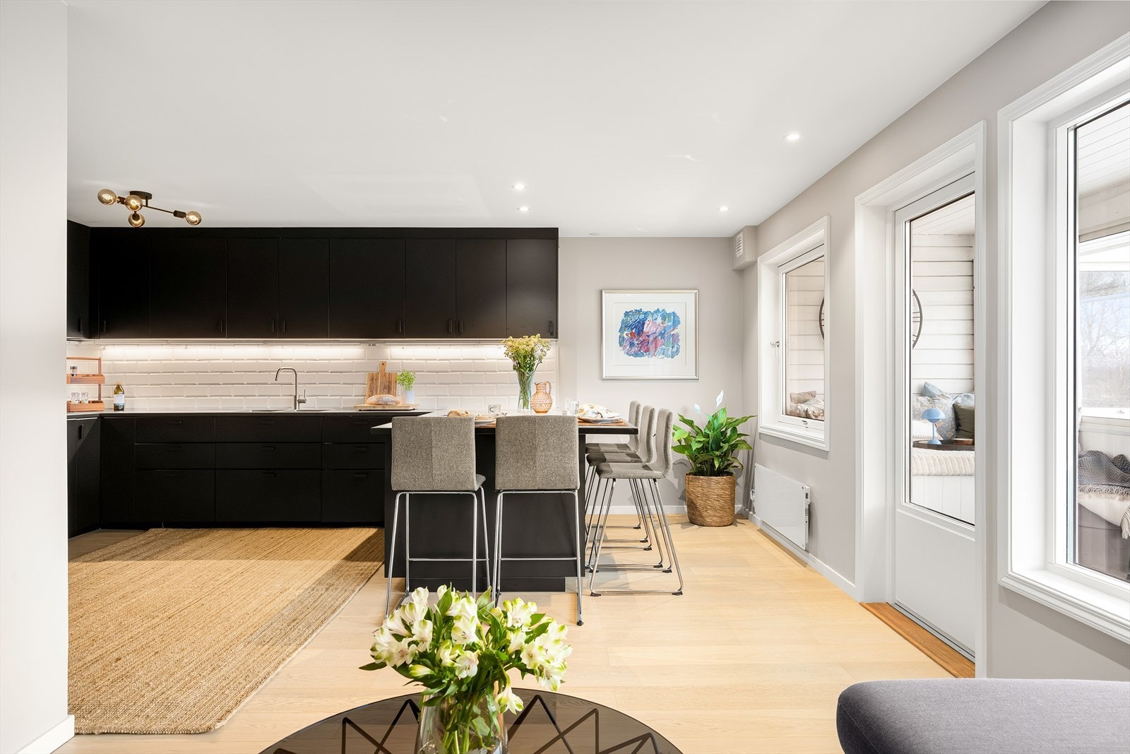 Rommet oppleves som romslig og byr på flere sosiale soner. Galleribilde