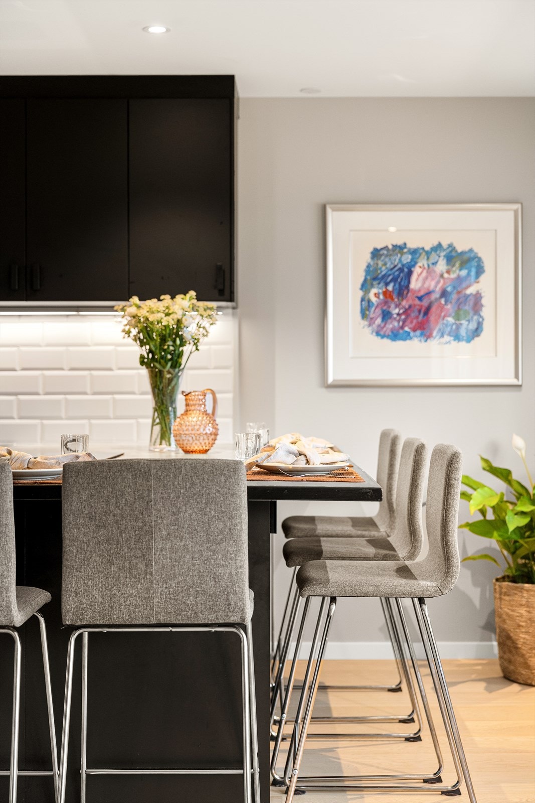 God benkeplass med opp til 5 sitteplasser som gjør kjøkkenet både funksjonelt og sosialt. Galleribilde