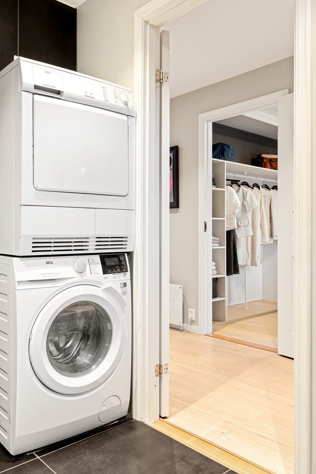 Det er opplegg for vaskemaskin og tørketrommel, og badet har mekanisk avtrekk. Galleribilde