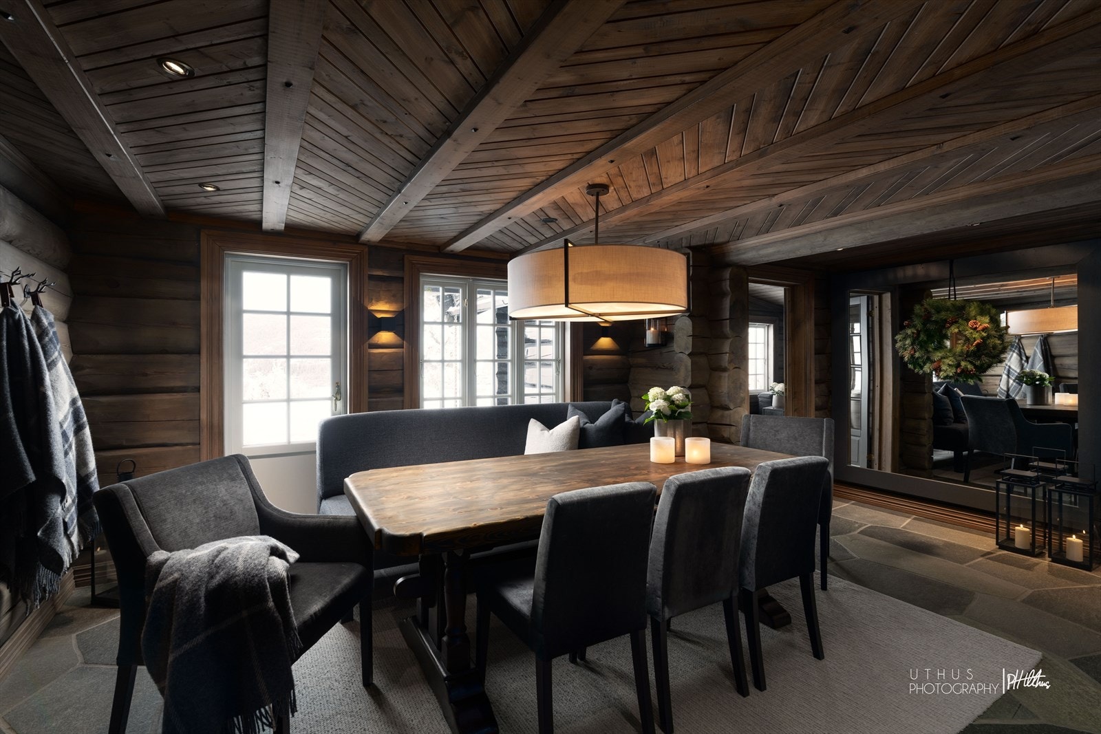 Stort spisekjøkken med god plass til å samle familie og venner. Galleribilde