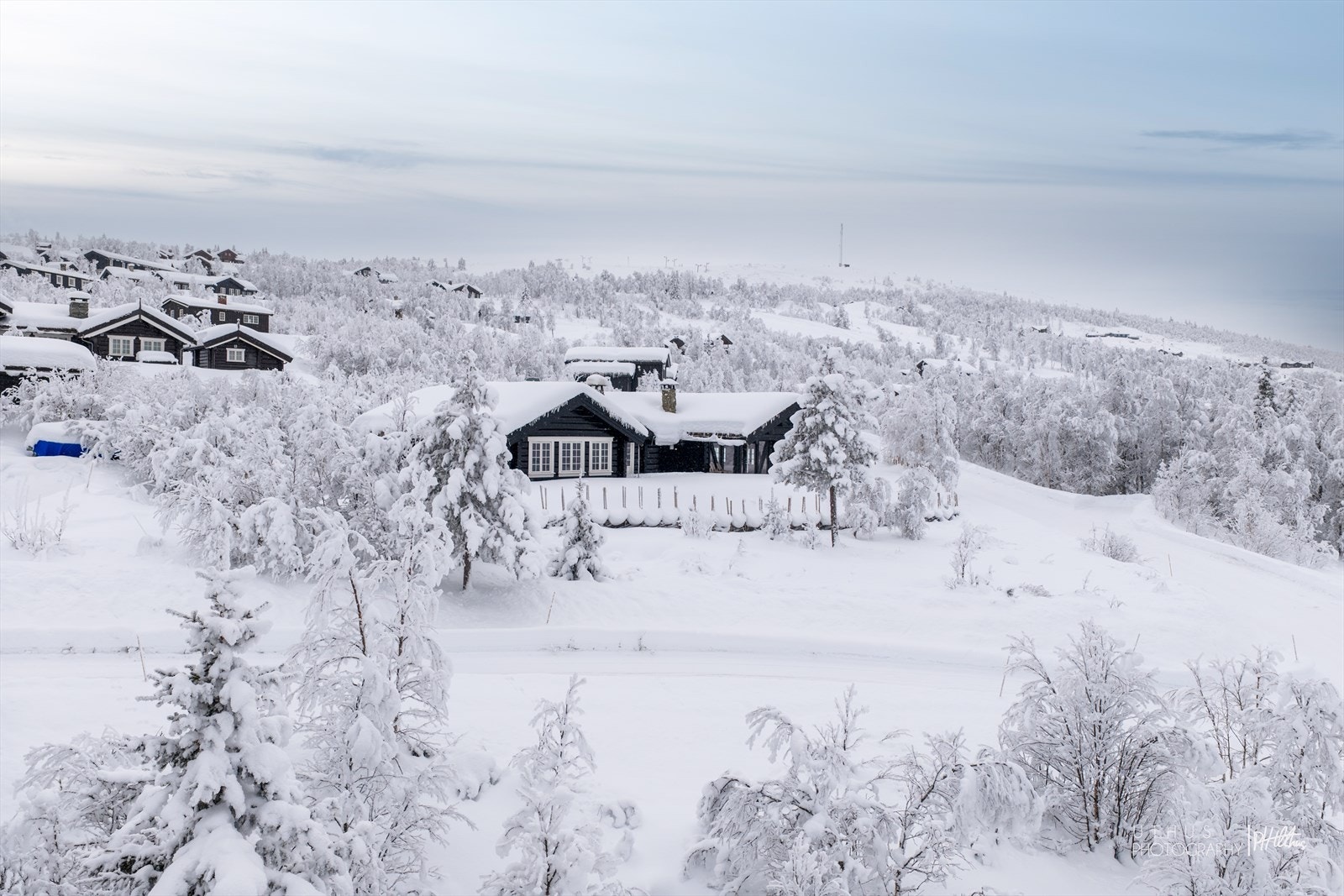 Hytta ligger svært usjenert til, med ski inn/ut til både alpint og langrenn. Galleribilde
