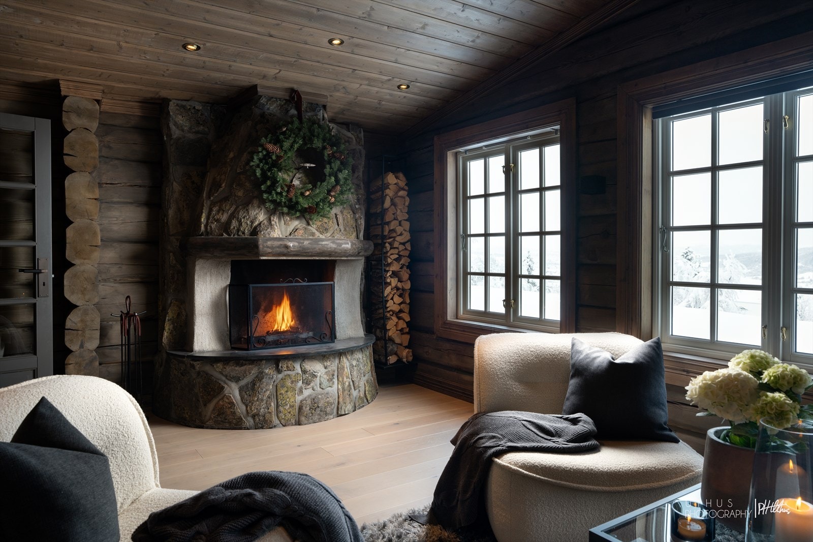 Hyttas andre stue med stor peis og god plass til sofamøblement. Galleribilde