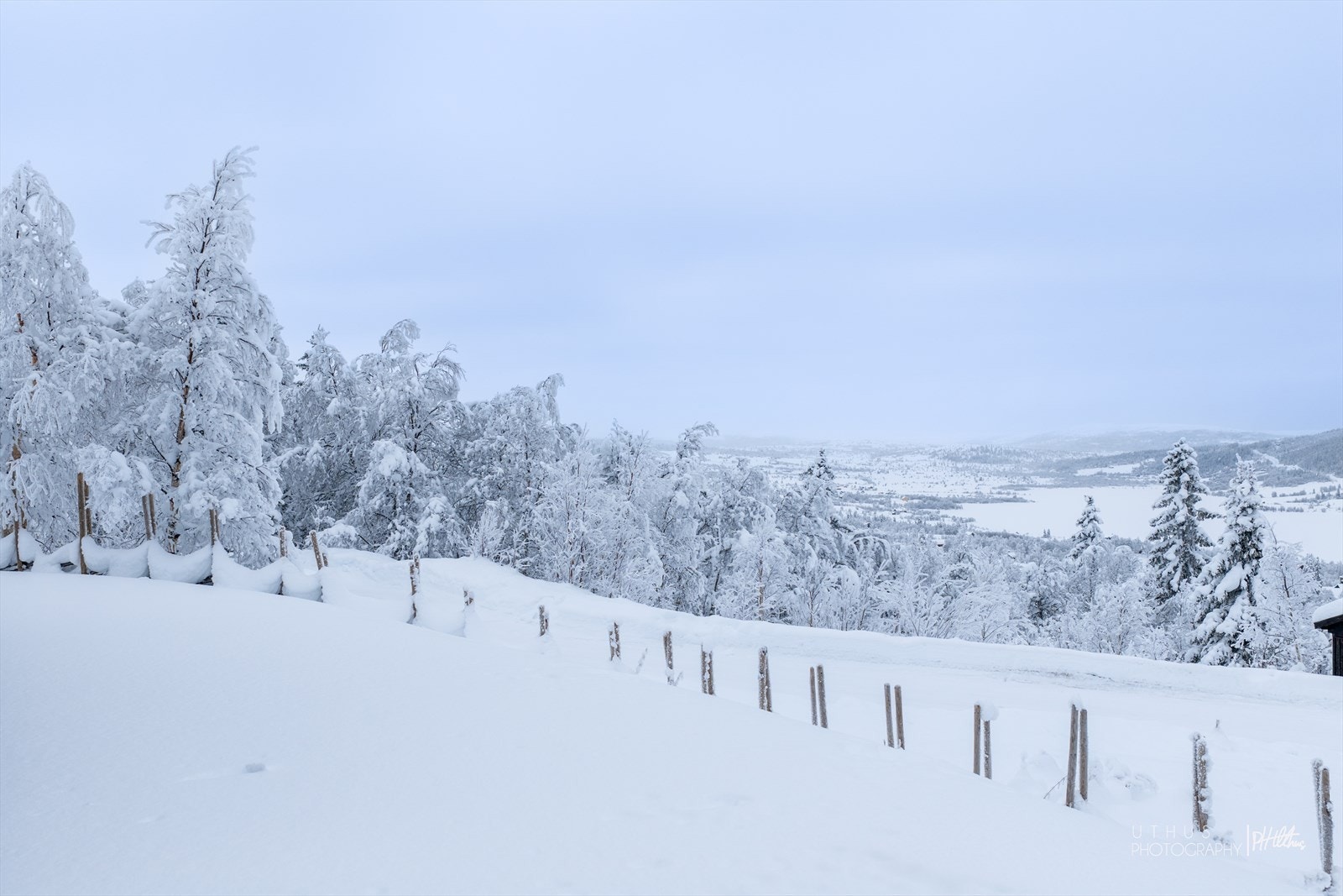 Eiendommen har skigard rundt hytta og flere fine uteplasser som gjør det enkelt å nyte solen gjennom dagen. Galleribilde