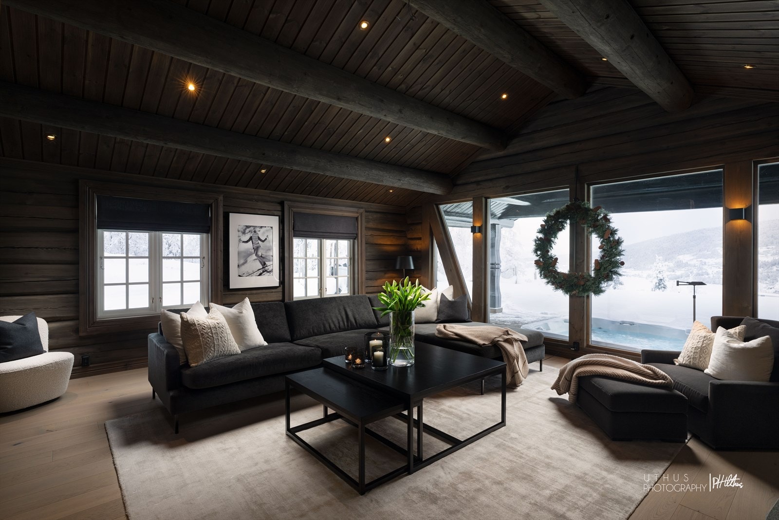 Hytta ble oppført i 2004, og ble vesentlig påkostet i 2020. Her får du gjennomgående høy standard med gode kvaliteter. Galleribilde