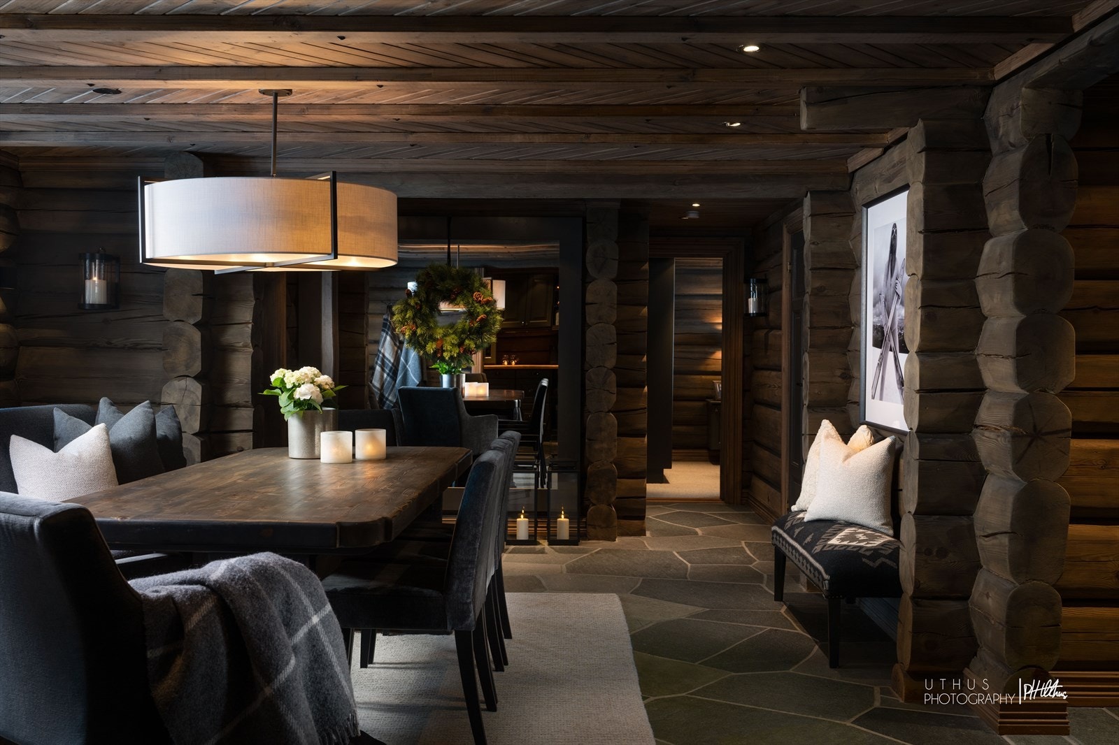 Innredninger (senger, skap og kjøkken) er plassbygd av lokal møbbelsnekker. Galleribilde