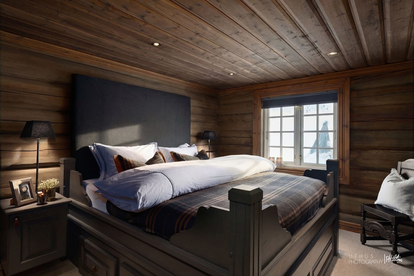 Soverommene har flotte møbelsnekrede senger og garderobeskap. Galleribilde