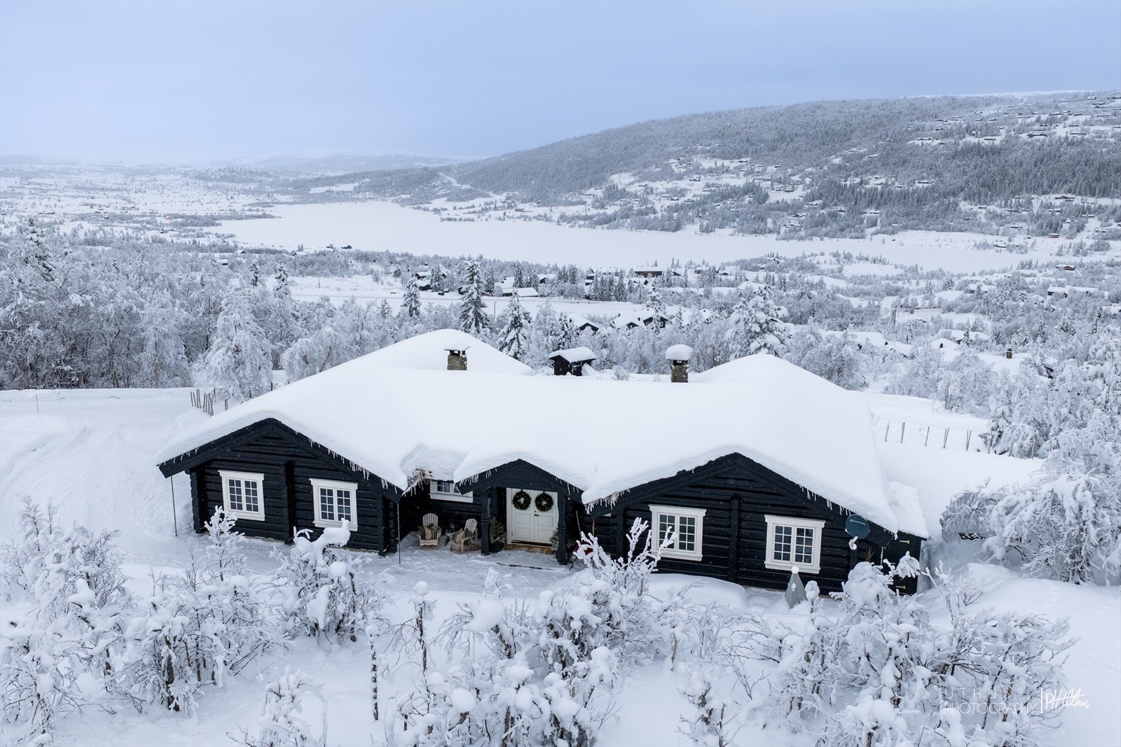 Vaset ligger høyt og naturskjønt i Valdres mellom Hemsedal og Beitostølen, og området byr på et ekte fjell- og friluftsliv med turmuligheter, fiske, sykling, jakt, og vann rett rundt hyttedøra. Galleribilde