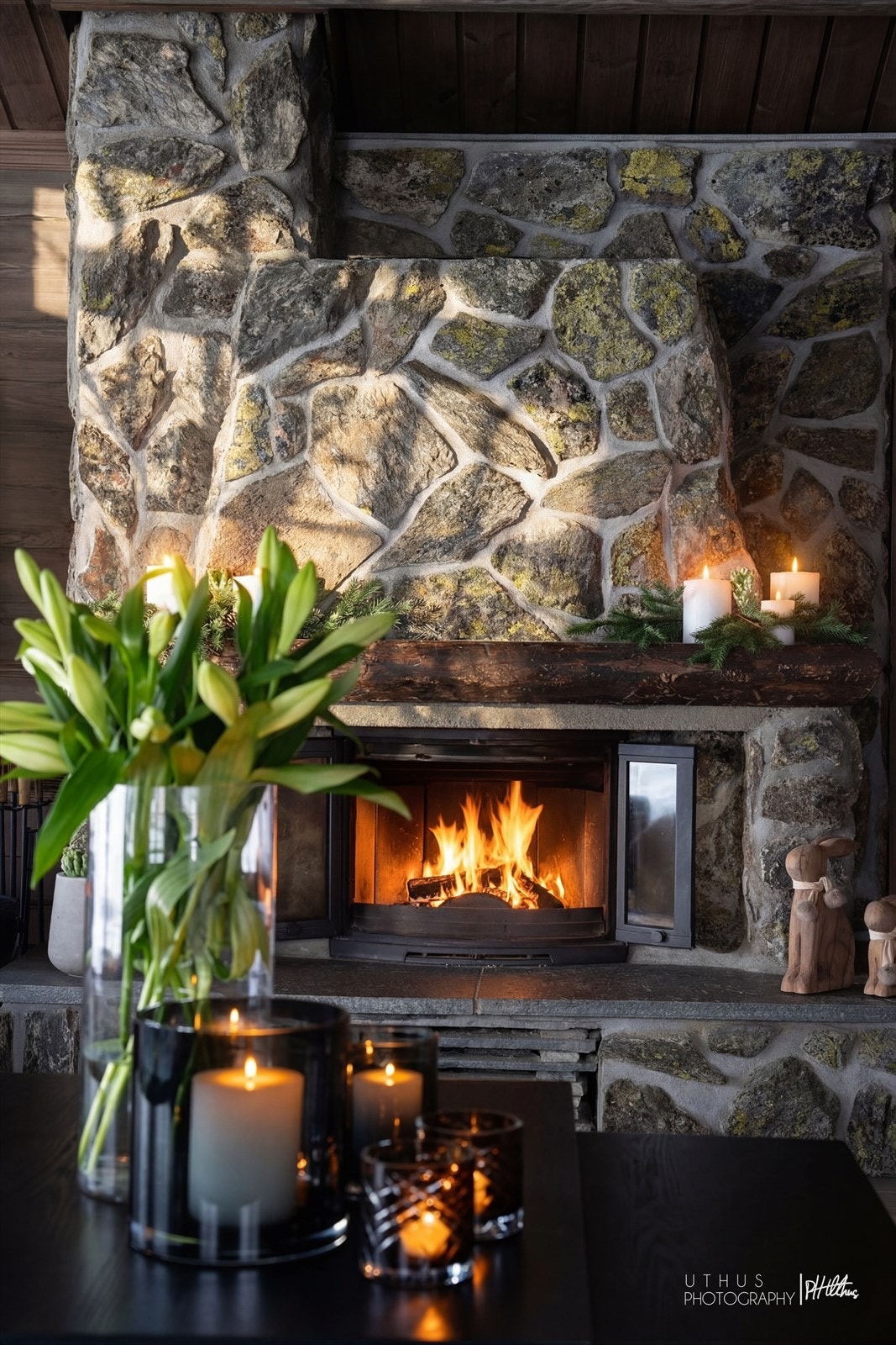 Det er vannbåren gulvvarme i alle rom, med varmepumpe og et energibesparende bergvarmeanlegg. Galleribilde