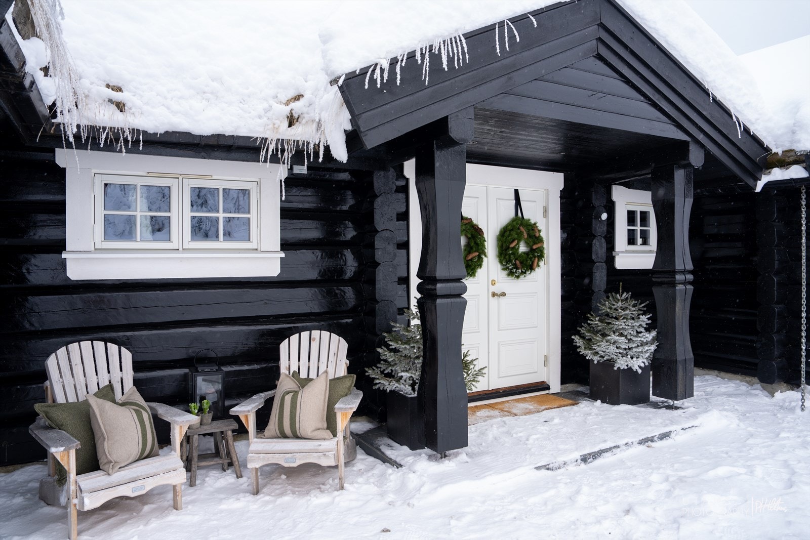 Skiferbelagt inngangsparti og adkomst med belegningsstein. Galleribilde