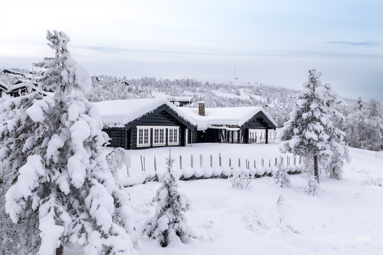 Hytta ligger ca. 884 moh. med flott utsyn og ekte høyfjellsfølelse. Det er skigard i front av hytta, samt fine uteområder som b.l.a terrasse på ca. 24 kvm med nedfelt boblebad. Galleribilde