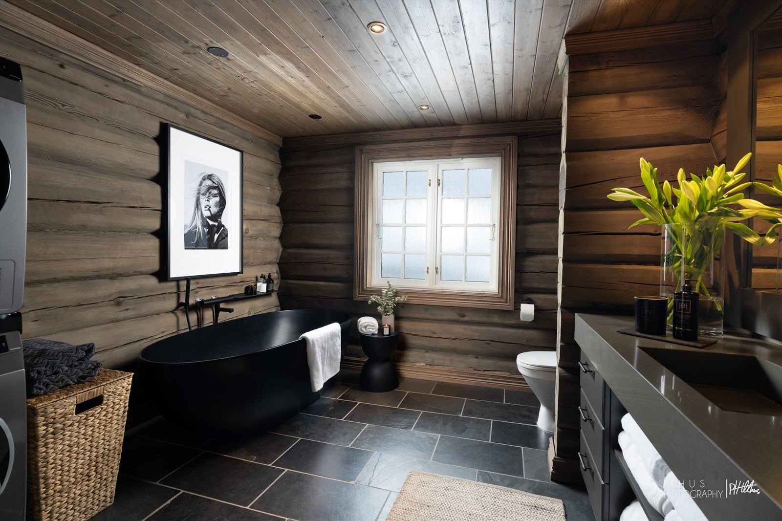 Det største badet har et behagelig badekar, samt opplegg for både vask og tørk. Galleribilde