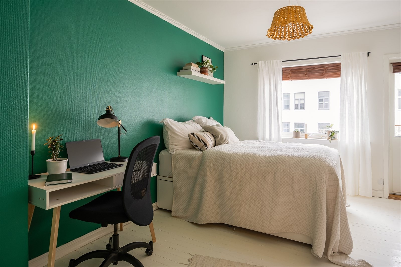 Leiligheten har 2 soverom. Dette har en størrelse på 14,8 m² og er det største soverommet. Galleribilde