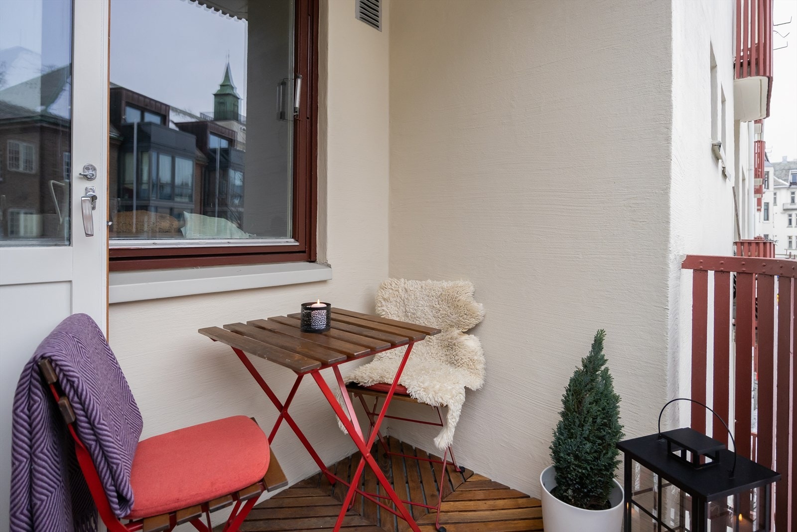 Balkongen fra stue er overbygd og 3m² og byr på sol fra tidlig om morgenen og utover formiddagen. Leiligheten har en skjermet og tilbaketrukket beliggenhet i blindvei. Galleribilde