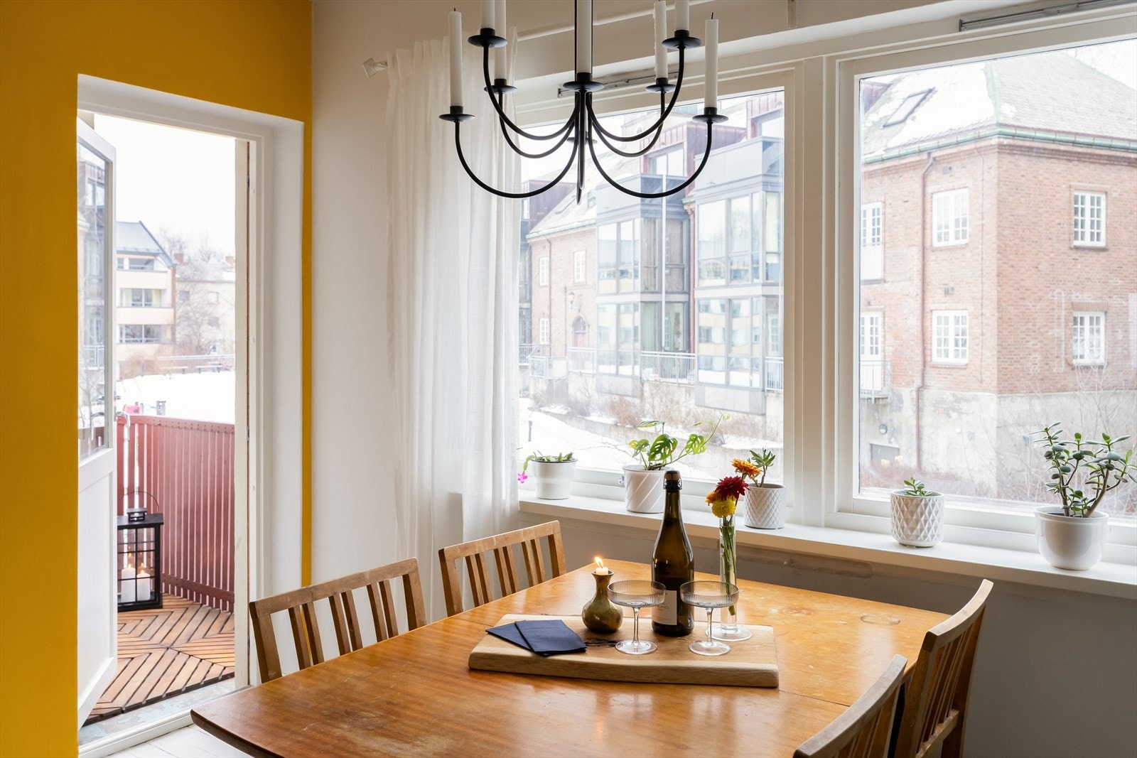 Fra stuen har du direkte tilgang til en av leilighetens to balkonger. Galleribilde