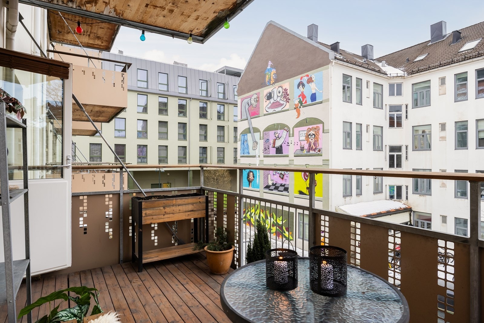 Balkongen byr på gode solforhold på sommerstid fra ca. kl 13 til 19. Galleribilde