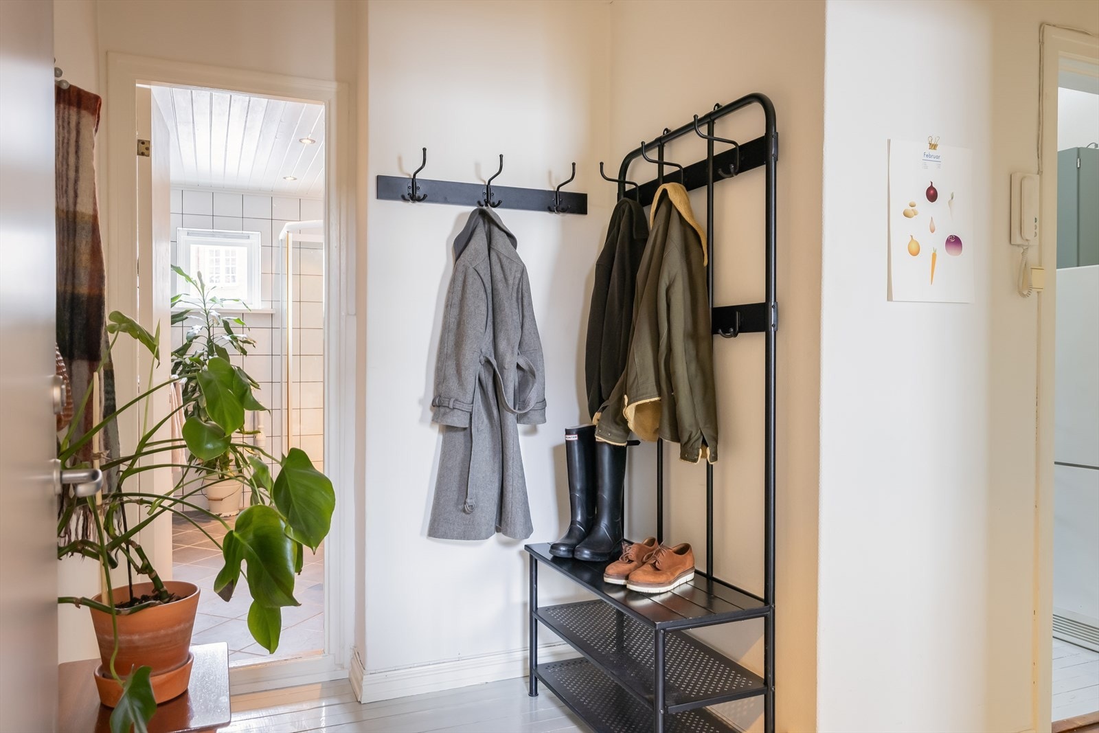 Entréen er på 6,8 m² med god plass til oppbevaring av ytterklær og sko. Leiligheten disponerer én bod på loft og én i kjeller for praktisk oppbevaring. Galleribilde