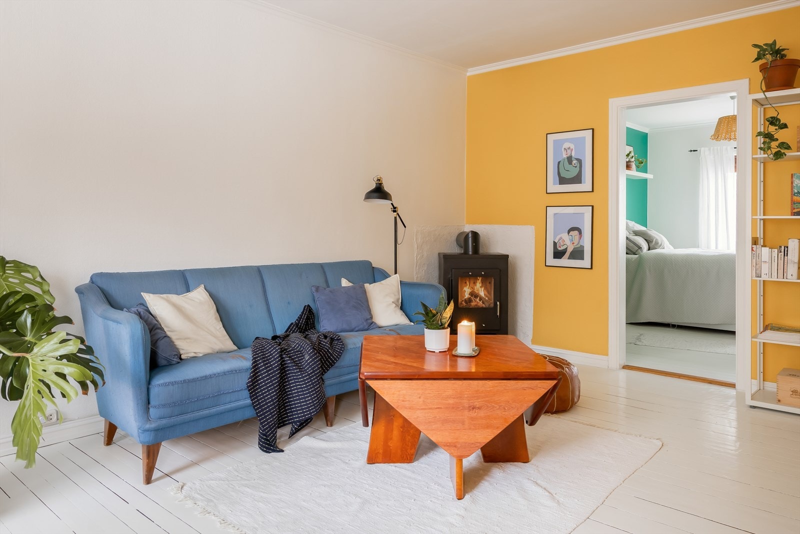 Behagelig vedfyring i stue som gir reduserte energikostnader og en lun atmosfære. Pipene ble rehabilitert i 2020 med innsetting av stålrør. Galleribilde