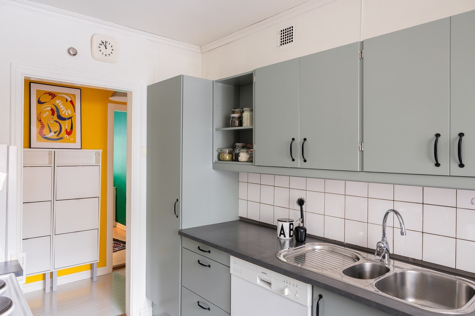 Det er godt med skap- og benkeplass, som gir praktiske arbeidsforhold og rikelig med oppbevaringsmuligheter. Galleribilde