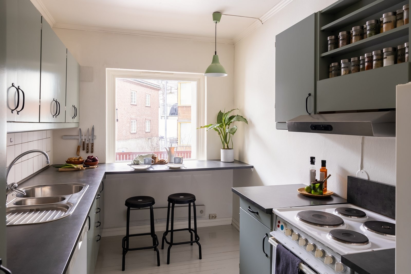 Kjøkkenet er utstyrt med hvitevarer som frittstående kjøleskap, oppvaskmaskin og komfyr. Alle hvitevarer medfølger handelen. Galleribilde