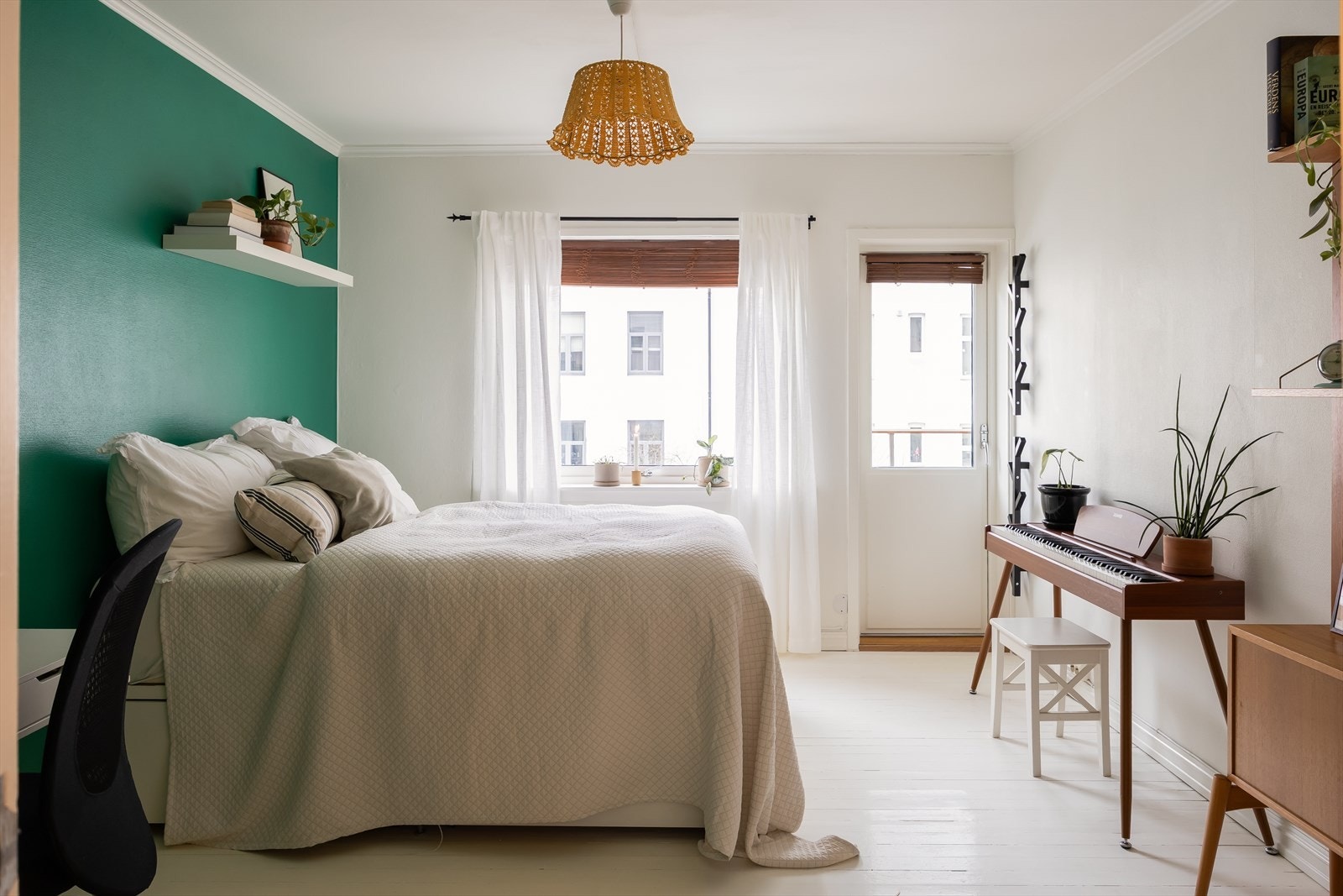 Her er det god plass til dobbeltseng og tilhørende møblement. Galleribilde