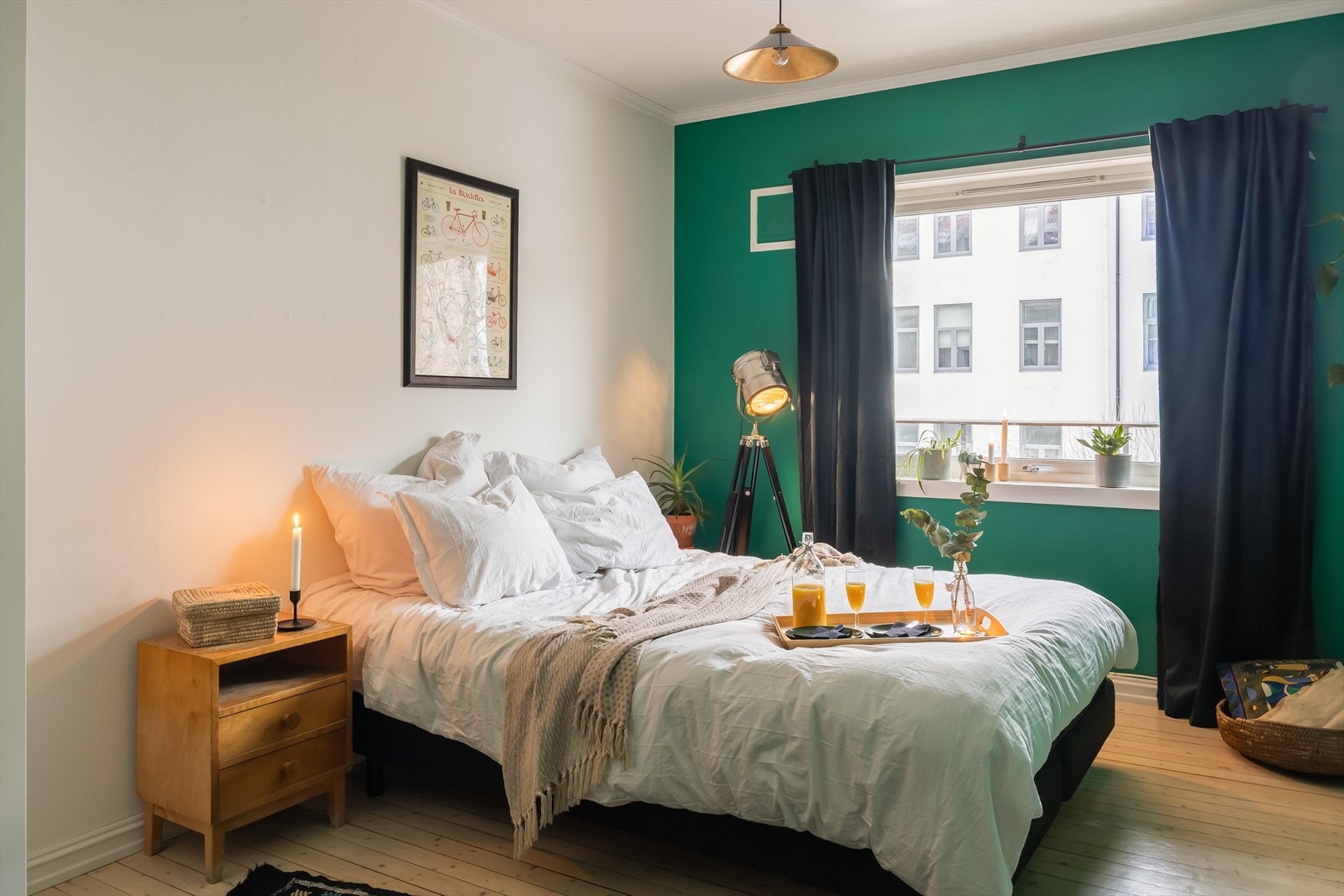 Det andre soverommet er på 12,3 m². Begge soverommene ligger vendt ut mot blindvei. Galleribilde