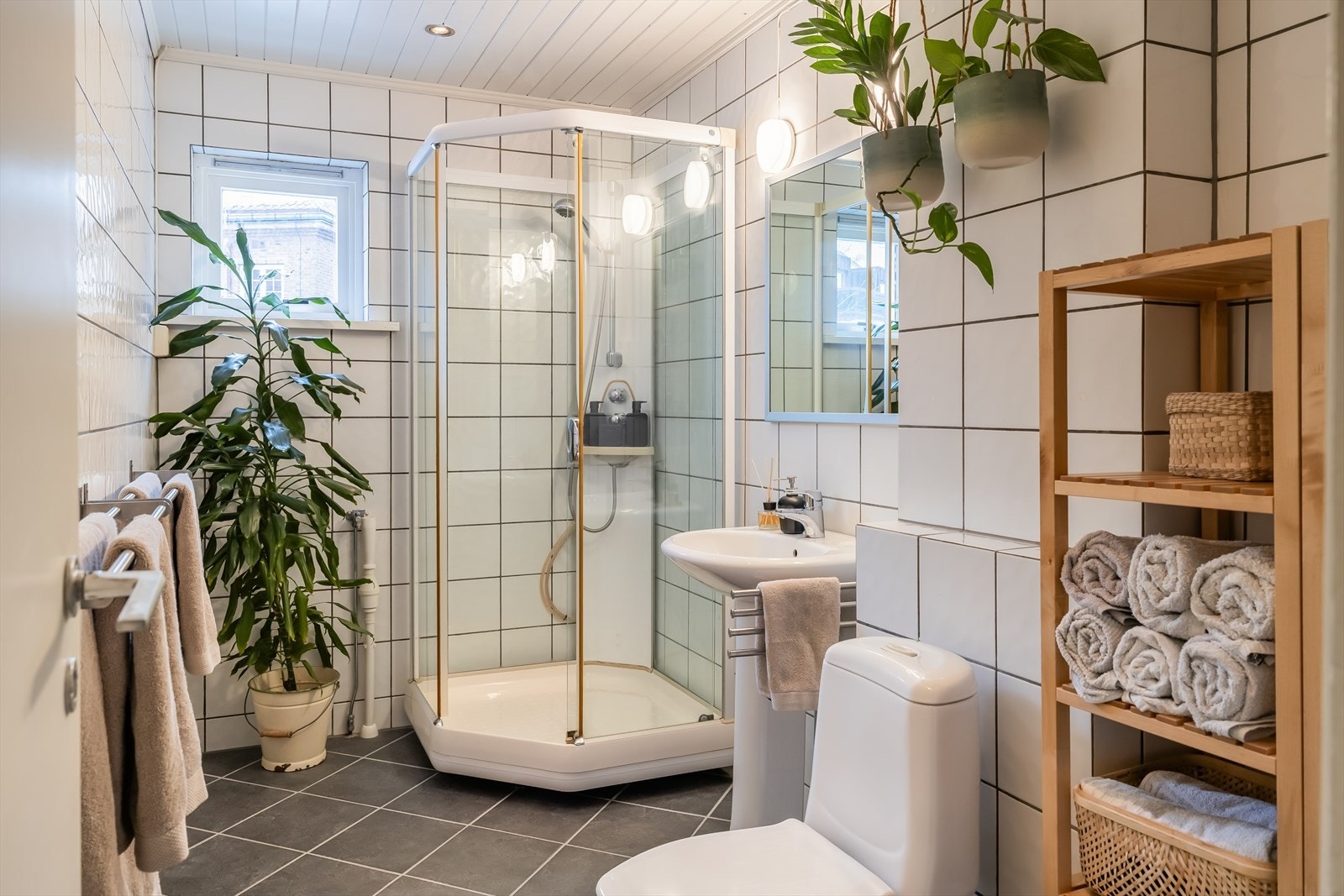 Oppgradert bad i 2010 og er på 5,6 m². Badet har i 2026 blitt oppgradert med ny fuge mellom gulvfliser. Galleribilde