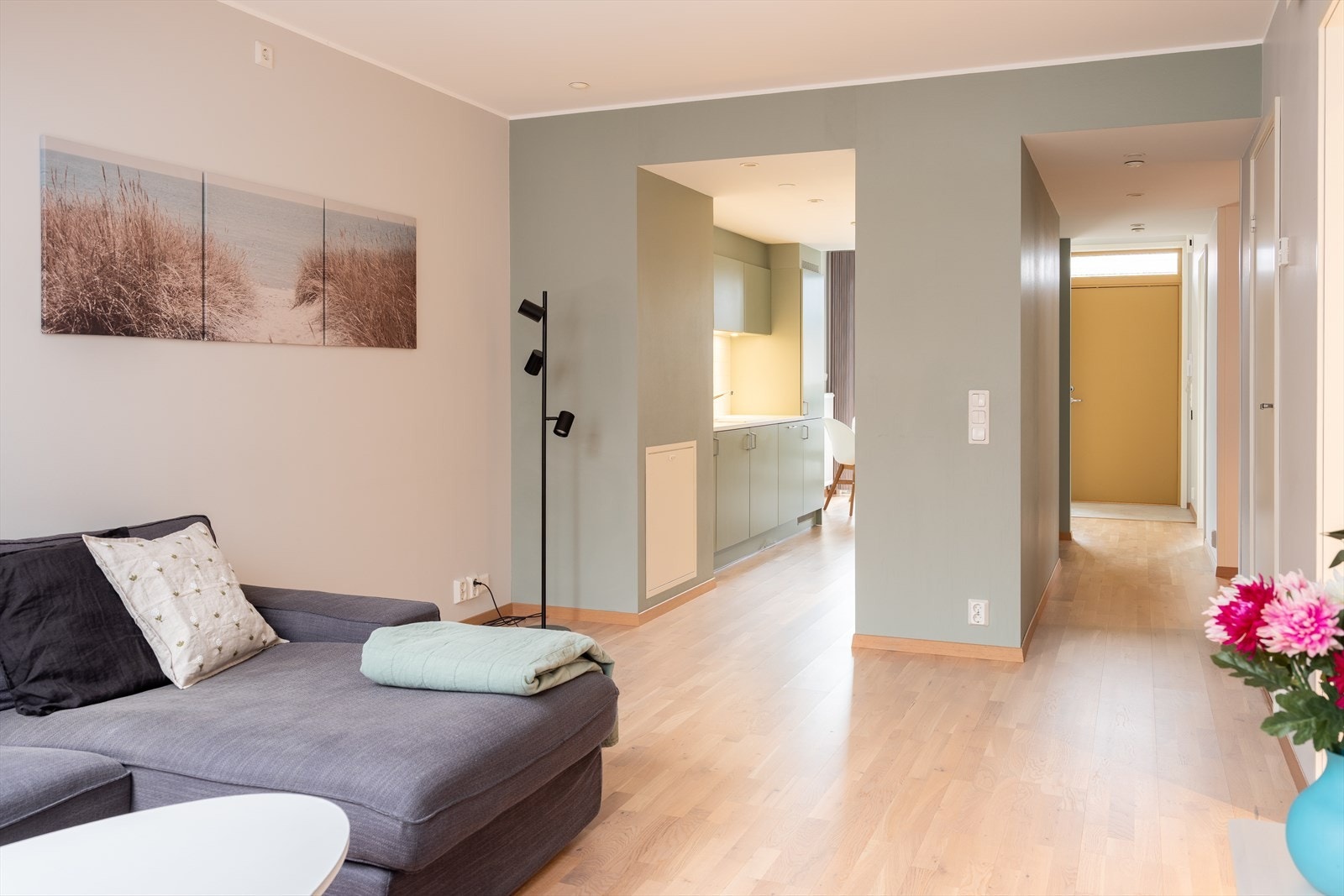 Leiligheten ligger meget sentralt til i Trondheim sentrum. Her har du "alt" Trondheim har å tilby av servicefasiliteter rett utenfor egen inngangsdør. Galleribilde