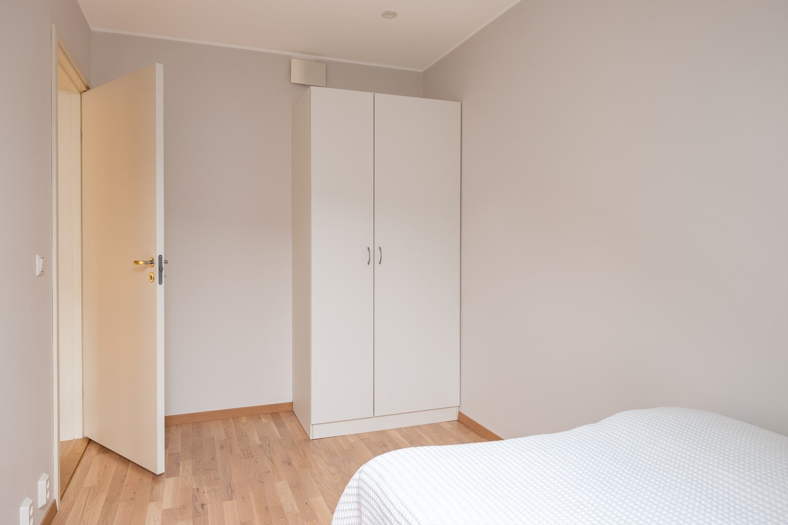 Soverommene ligger praktisk til på hver sin ende av leiligheten. Galleribilde