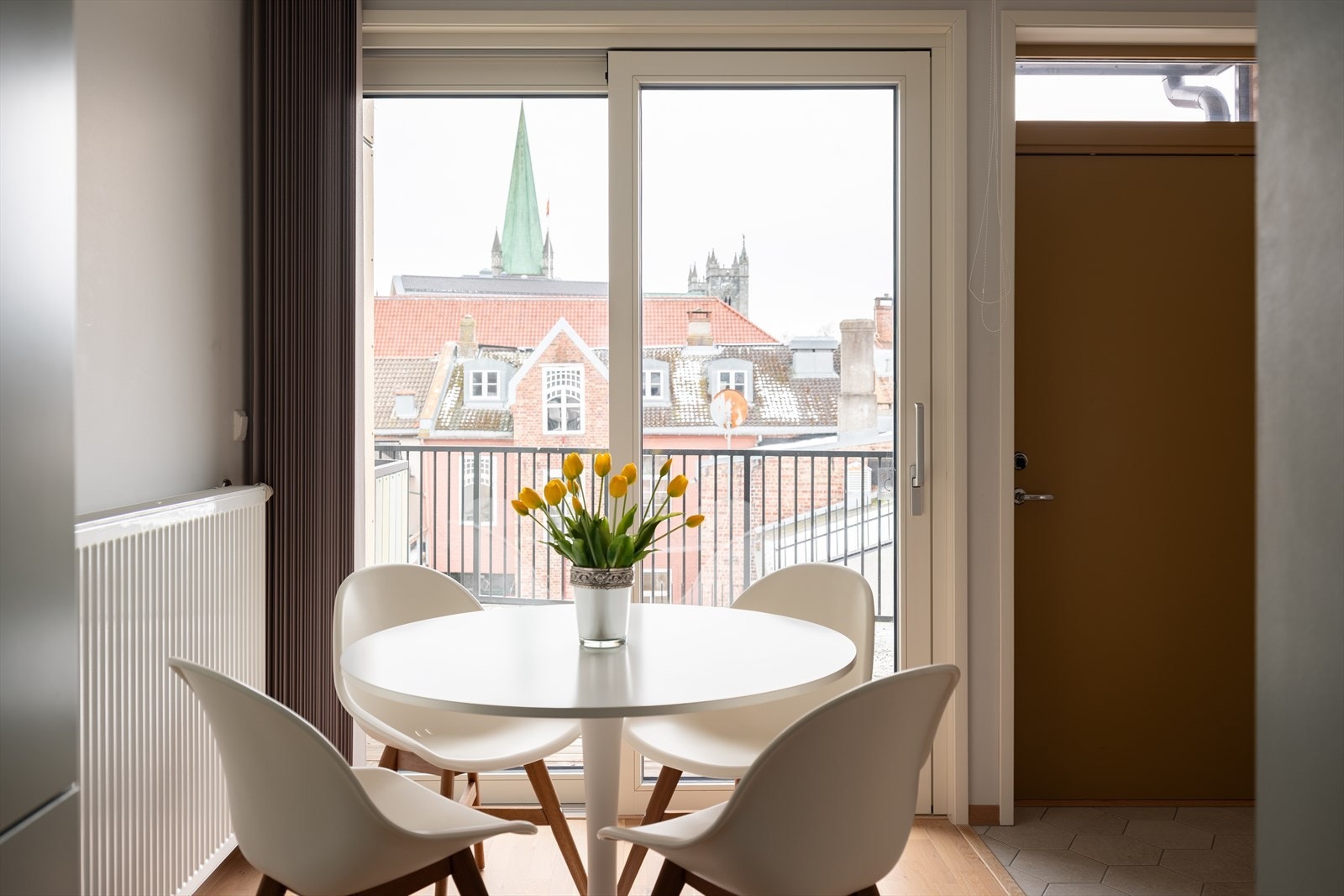 Velkommen til Munkhaugveita 5- Dette er en lekker 3-roms toppleilighet fra 2018 med felles takterrasse og nydelig utsikt. Galleribilde