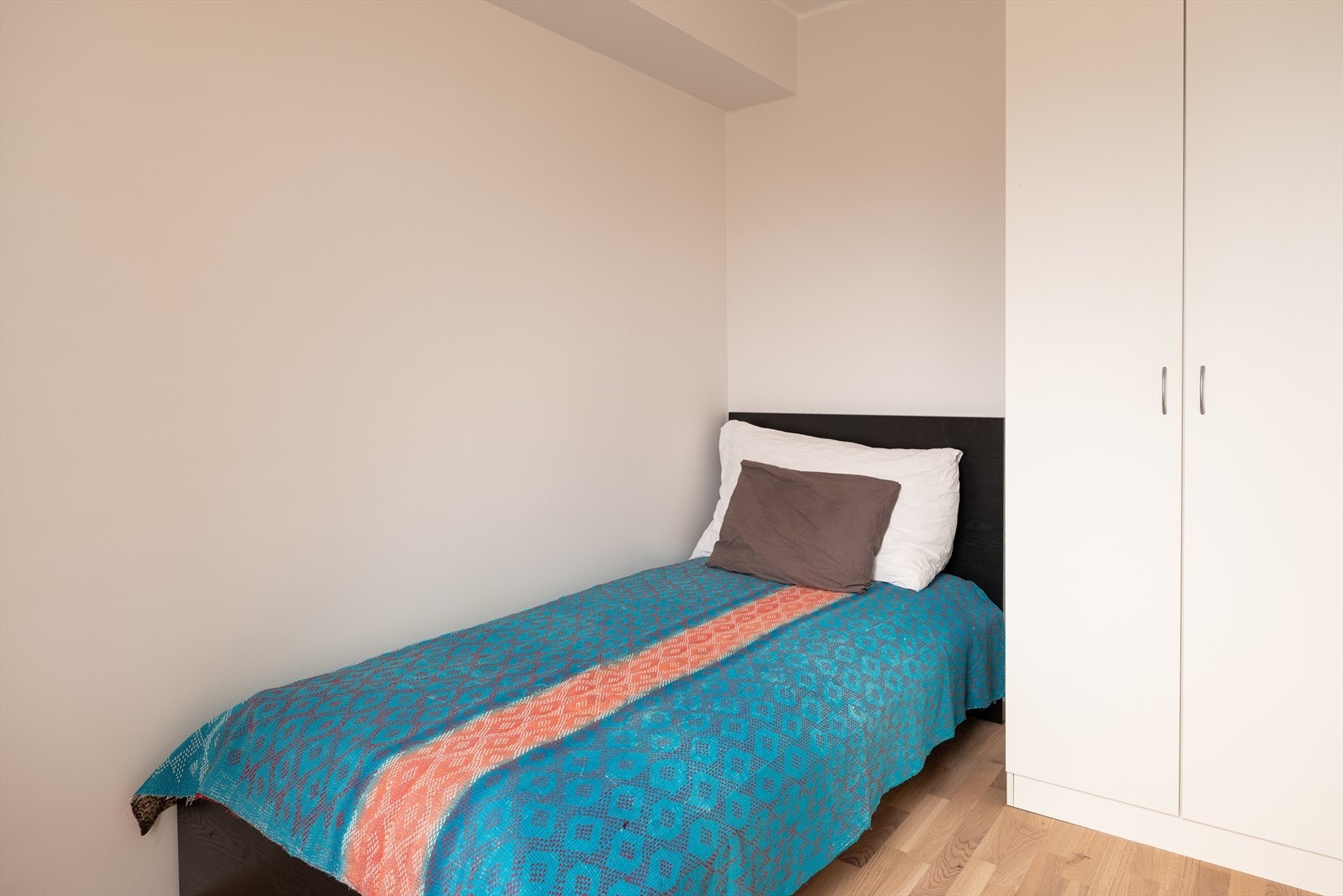 Begge rommene er møblert med garderobeskap som medfølger handelen. Galleribilde