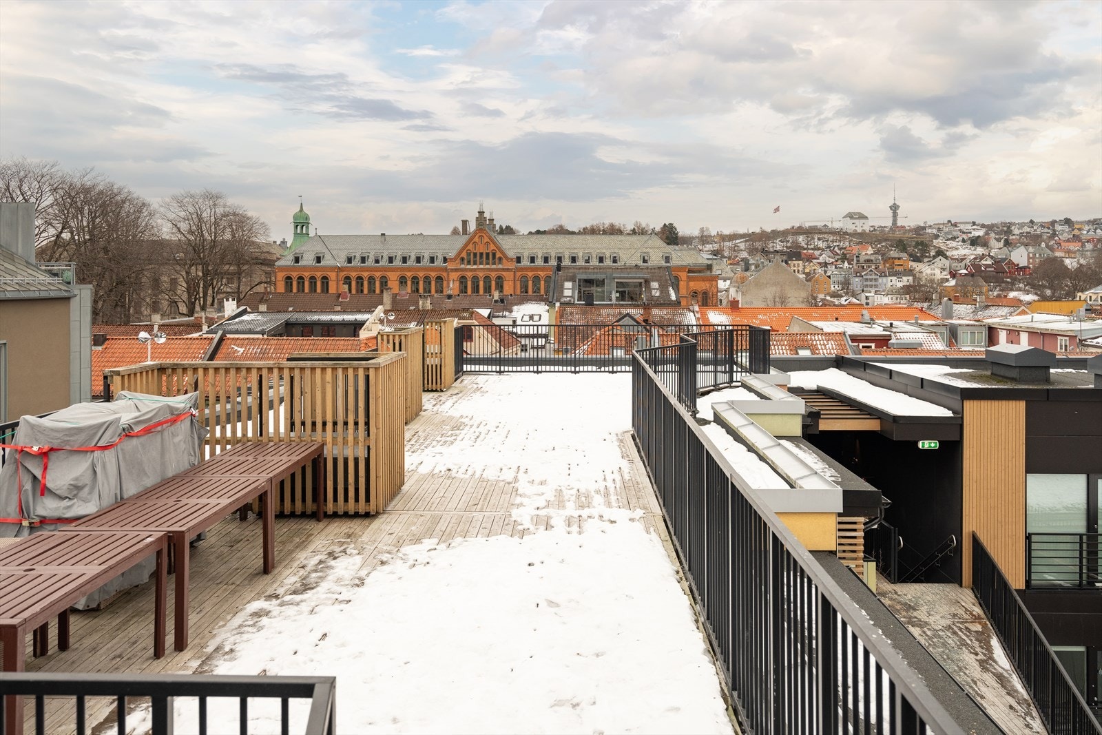 En etasje opp finner vi sameiets felles takterrasse. Denne kan fritt brukes av beboerne i sameie. Galleribilde