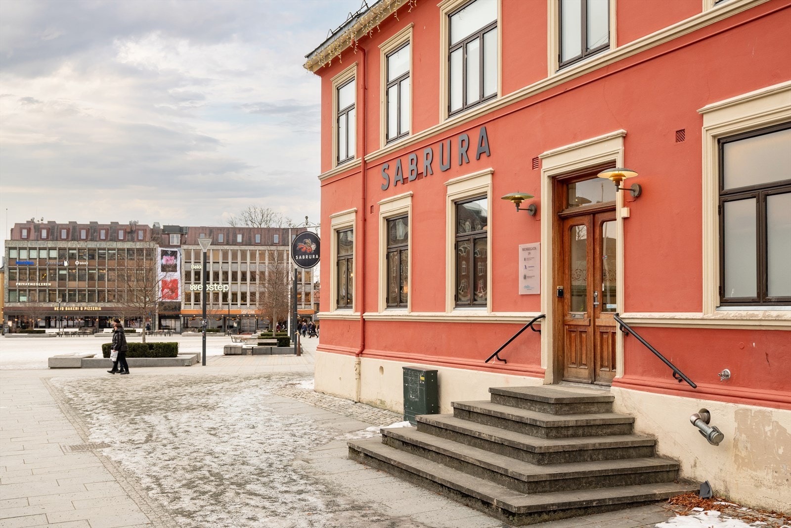 Om du vil ut å spise, gå en tur langs Nidelven, ta en kaffe, eller ta bussen til andre bydeler, er alt innenfor 3 minutters gange. Galleribilde