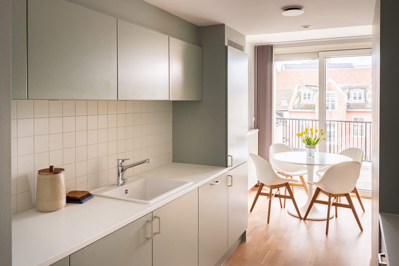 Leiligheten strekker seg over totalt 65m² og er gjennomgående med store vindusflater som sikrer naturlig lysinnslipp. Galleribilde