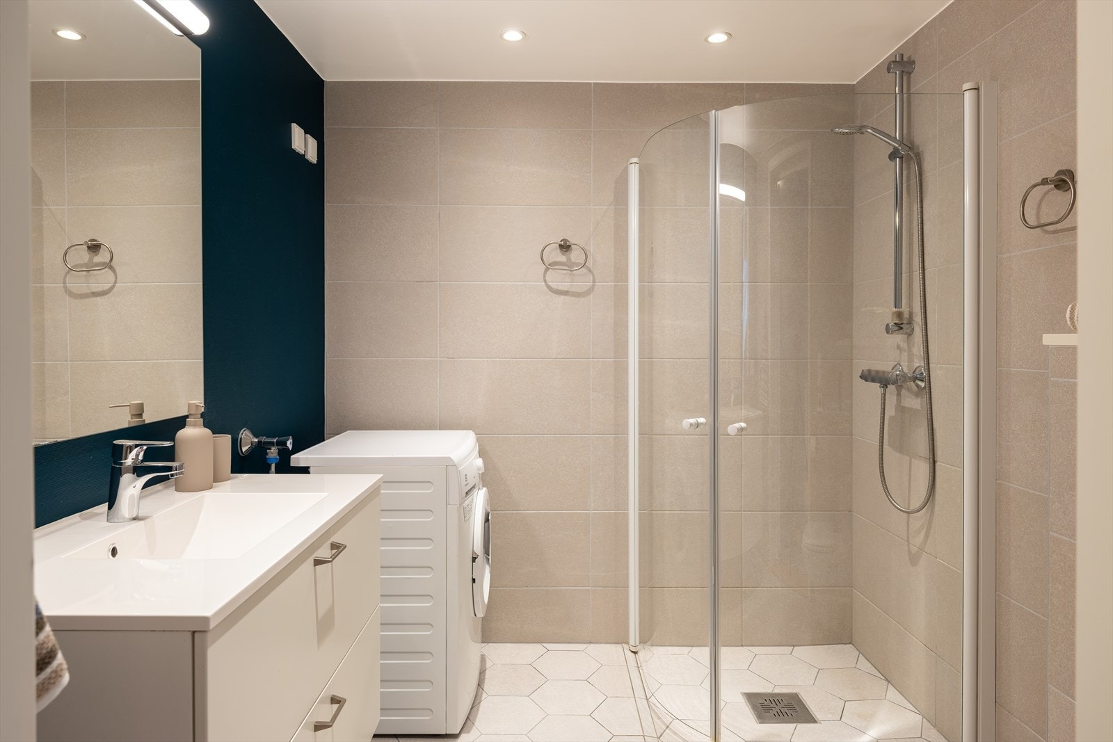 Delikat og flislagt bad på 4,5m² med behagelig gulvvarme og opplegg til vaskemaskin. Galleribilde