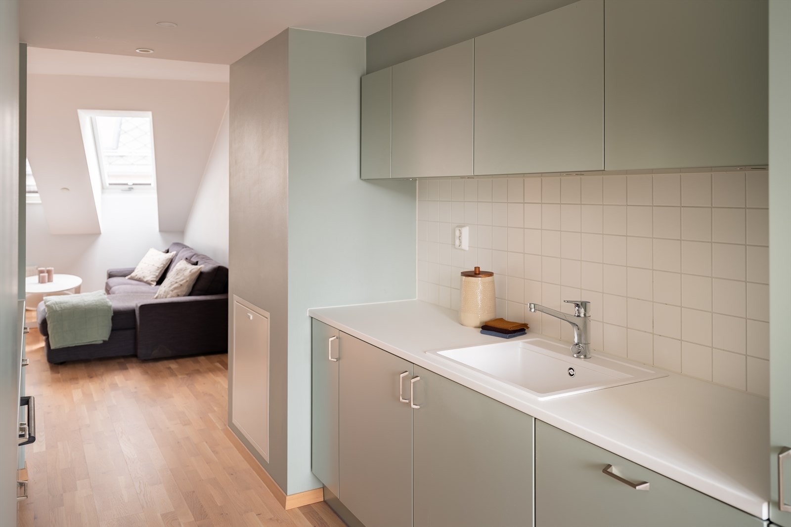 Felleskostnader utgjør kr. 3 309,- per måned. Felleskostnadene inkluderer tv, internett, varmtvann og diverse vedlikehold/drift iht. regnskap. Galleribilde