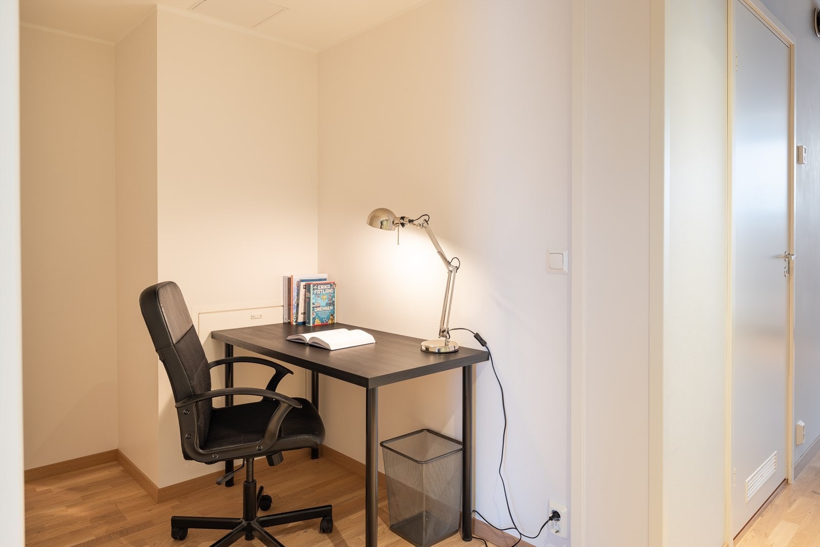 I dag er gang møblert som kontorplass, dersom man ønsker kan det også etableres en innvendig bod. Det er en egen sportsbod i kjeller på 6m². Galleribilde