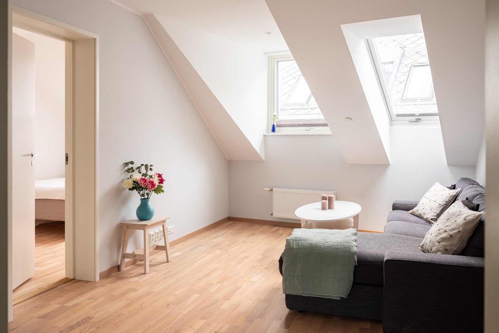 Innenfor en kort rekkevidde finner du både kino, teater, apotek, vinmonopol, restauranter, uteliv, dagligvare, kjøpesenter og treningssenter, kollektivtransport, for å nevne noe. Galleribilde