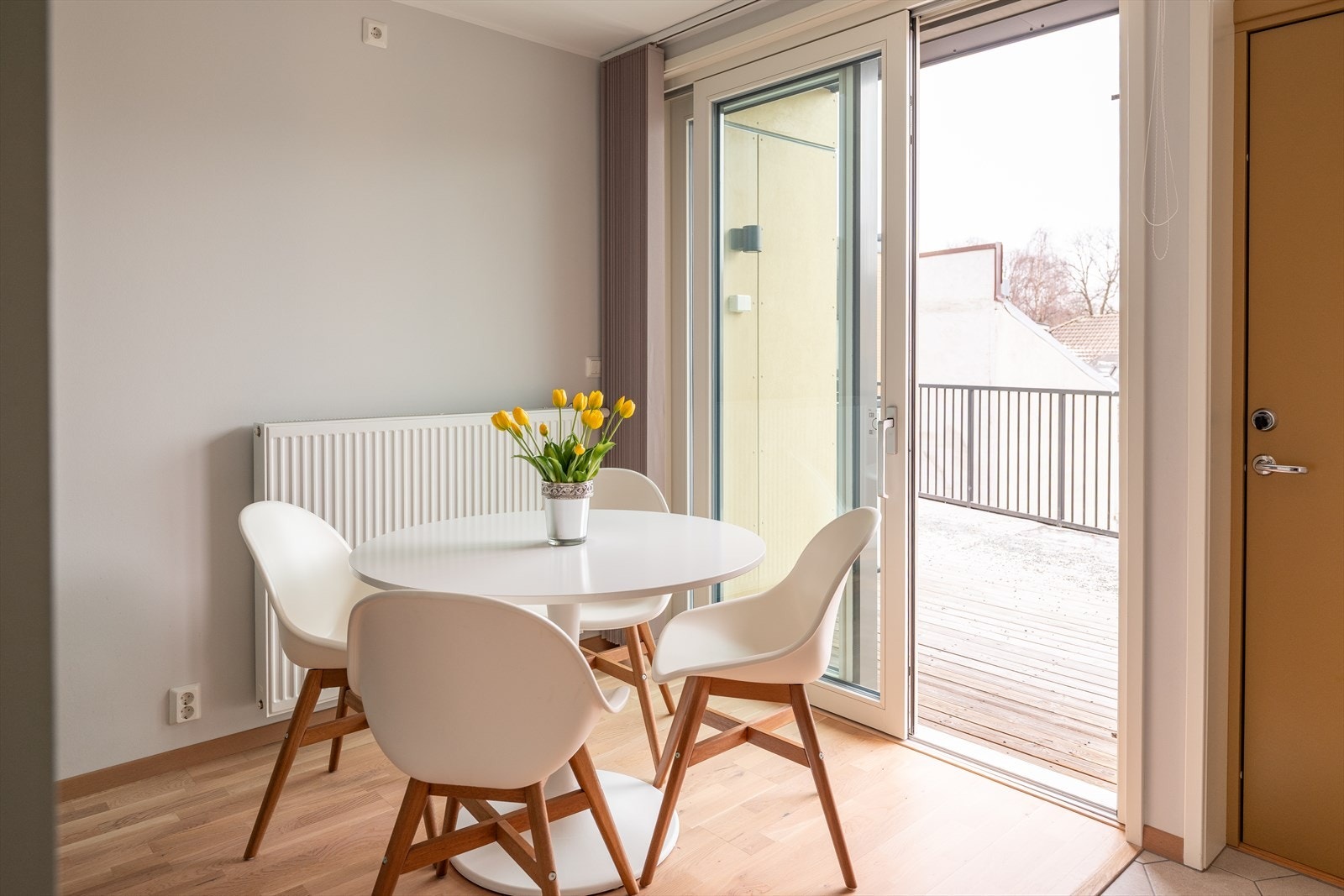 Her får du en leilighet med ny og moderne standard med kvaliteter som oppvarming med fjernvarme, balansert ventilasjon og adkomst ved heis. Galleribilde