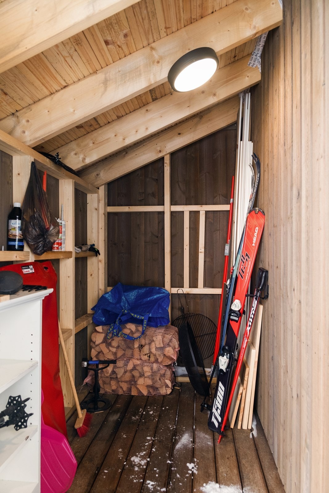 Inntil inngangspartiet er det en kjekk sportsbod for lagring av skiutstyr og diverse. Galleribilde
