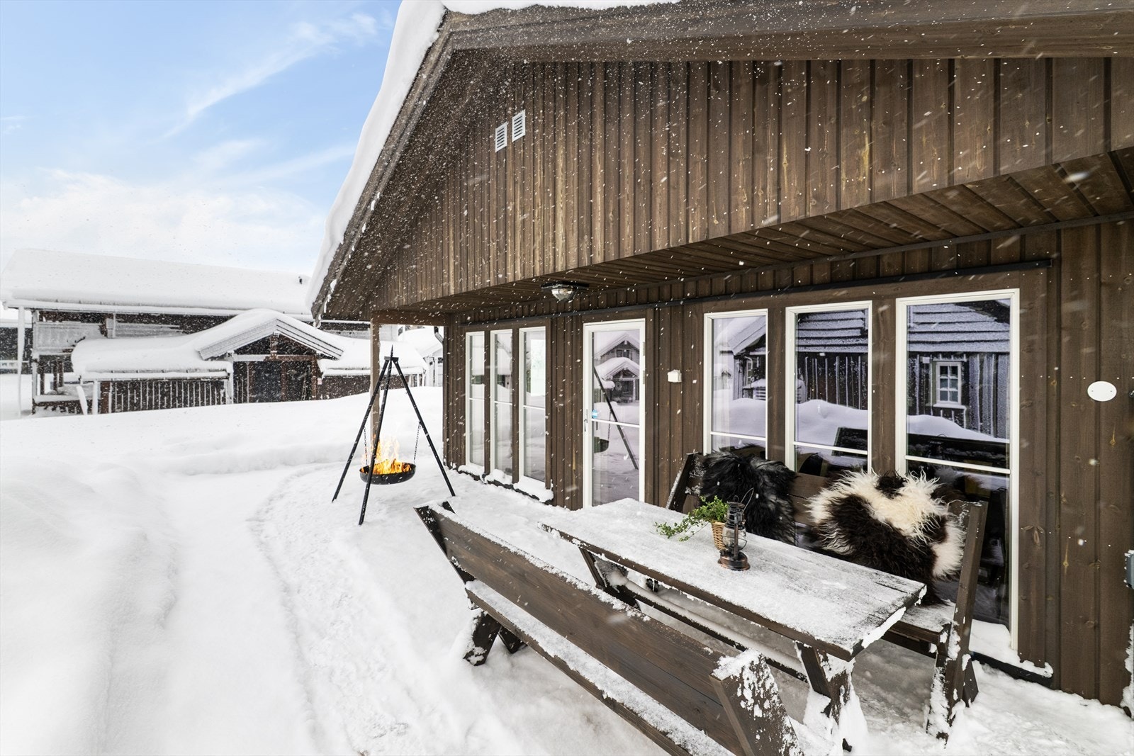 Terrassen har delvis takoverbygg, med god plass til utemøblement og bålpanne m .m. Galleribilde