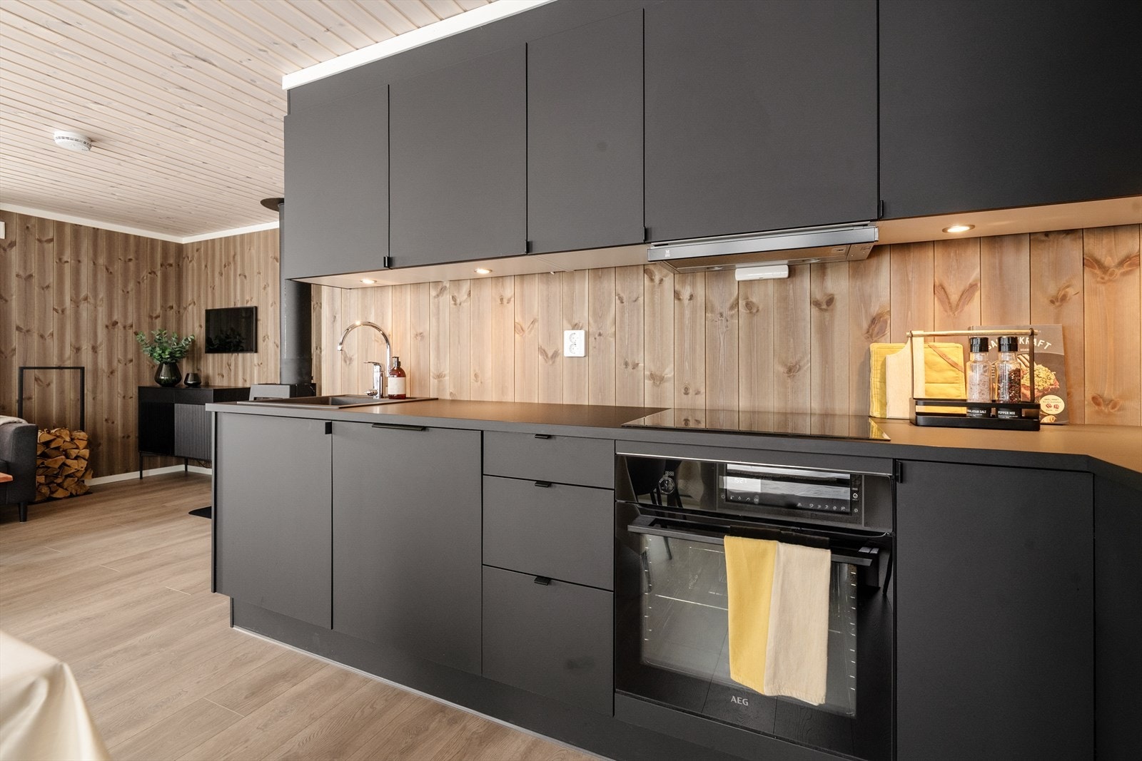 Det flotte kjøkkenet har takhøye overskap og gode arbeidsflater på laminert benkeplate. Alle hvitevarer er integrert, som oppvaskmaskin, AEG induksjonstopp og stekeovn samt kjøl/fryseskap. Galleribilde