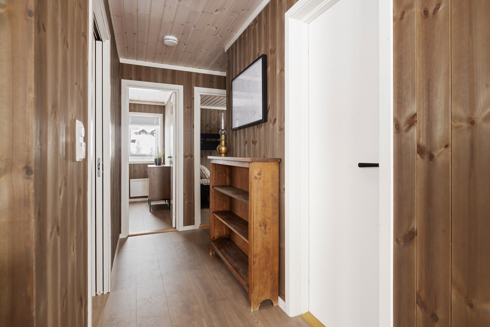 Hytta har varmekabler i entrè, stue, kjøkken, bad og soveromsgang hvor man kan ringe hytta varm. Galleribilde