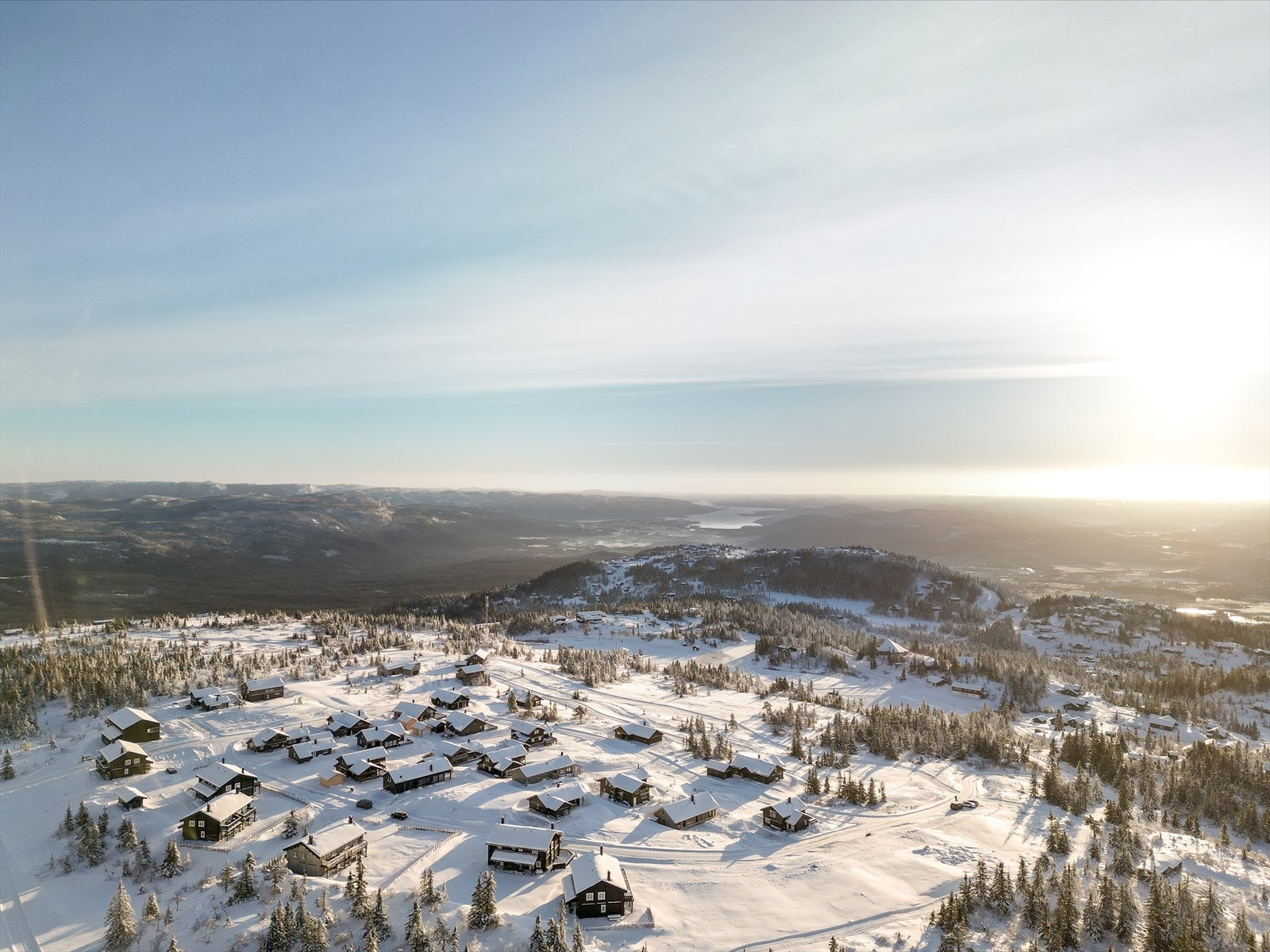 Lifjellstua er et fint sosialt samlingspunkt eller en avkobling etter en lang dag på tur. Her er det både restaurant med inne- og uteservering, samt overnattingsmuligheter. Galleribilde