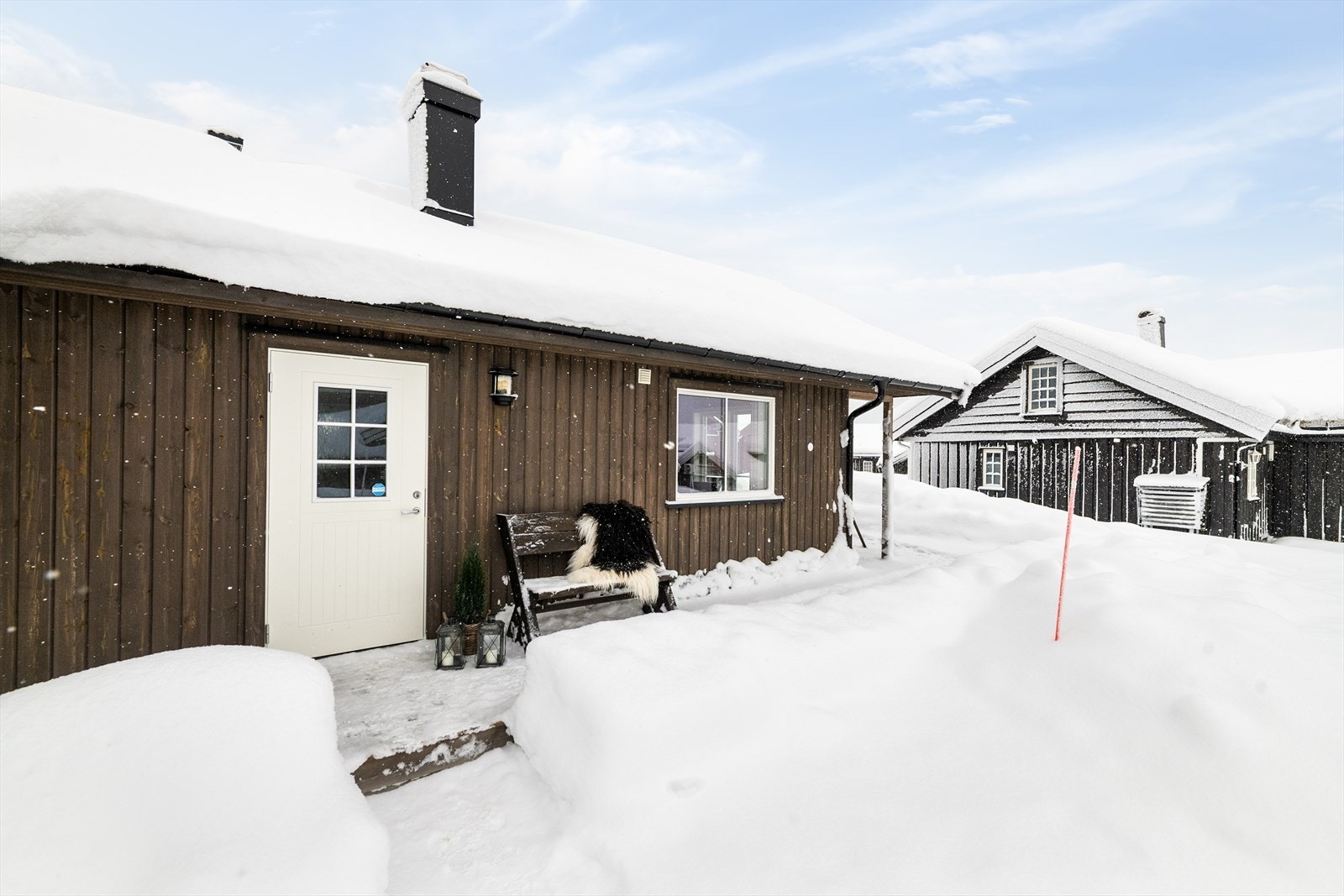 Terrassen strekker seg fra inngangspartiet og rundt hjørnet mot inngangen til stua, så her er det bare flytte seg etter sol, vær- og vindforhold. Galleribilde